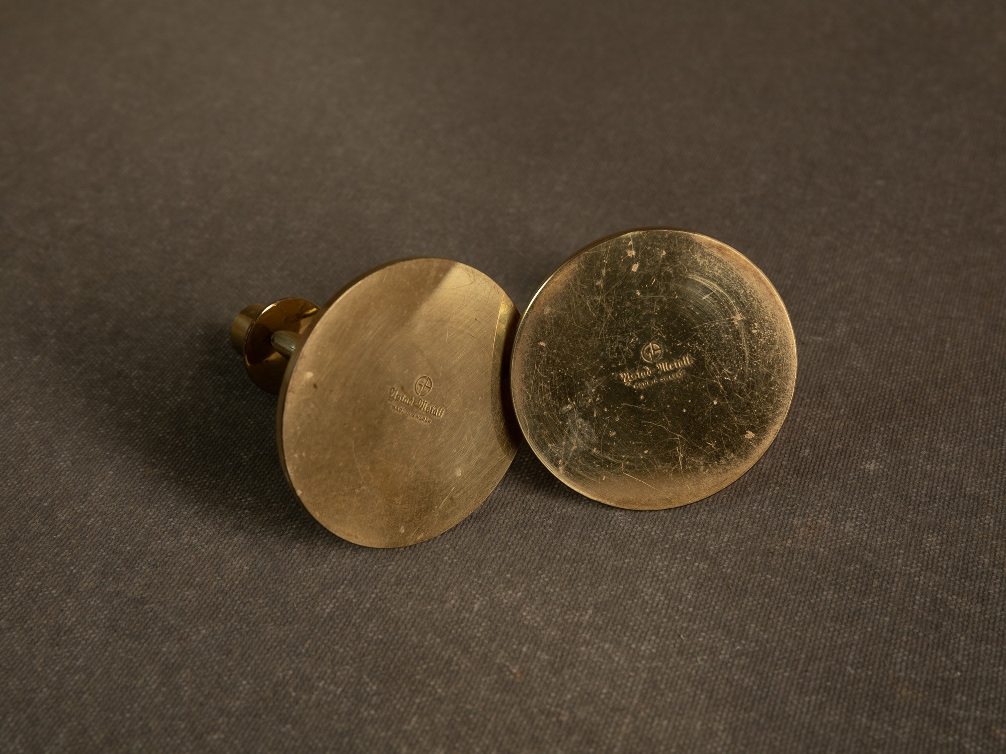 Paire de flambeaux de Gunnar Ander & Ystad Metall, Suède (vers 1953)..Pair of candle holders by Gunnar Ander & Ystad Metall, Sweden (Circa 1953)