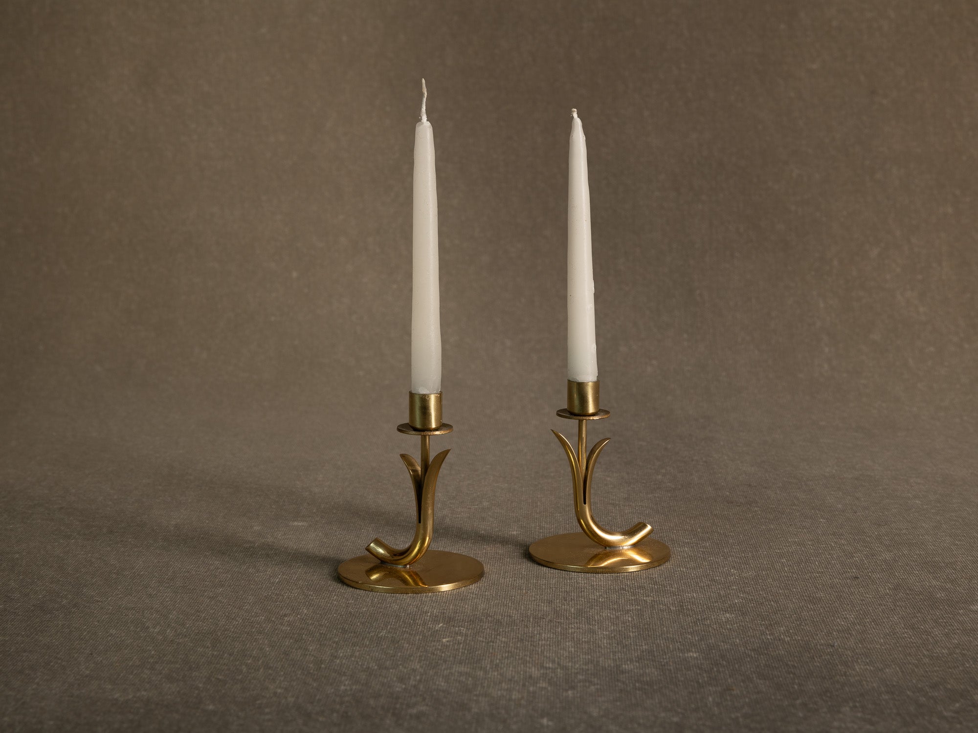 Paire de flambeaux de Gunnar Ander & Ystad Metall, Suède (vers 1953)..Pair of candle holders by Gunnar Ander & Ystad Metall, Sweden (Circa 1953)