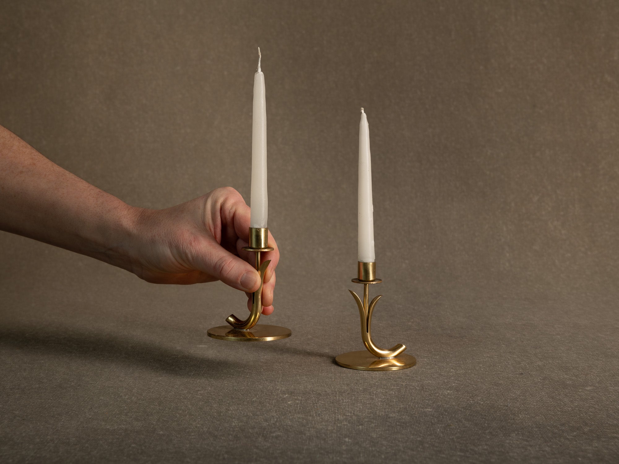 Paire de flambeaux de Gunnar Ander & Ystad Metall, Suède (vers 1953)..Pair of candle holders by Gunnar Ander & Ystad Metall, Sweden (Circa 1953)
