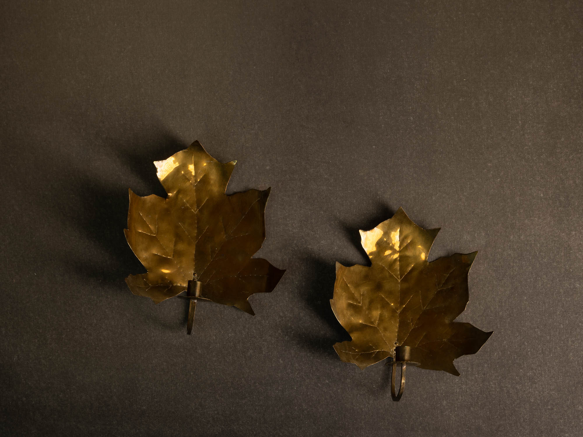 Paire de miroirs d'appliques muraux "feuilles d'érable" par Eva Ekman, Suède (vers 1970)..Pair of "Maple leaves" wall sconces by Eva Ekman, Sweden (circa 1970)
