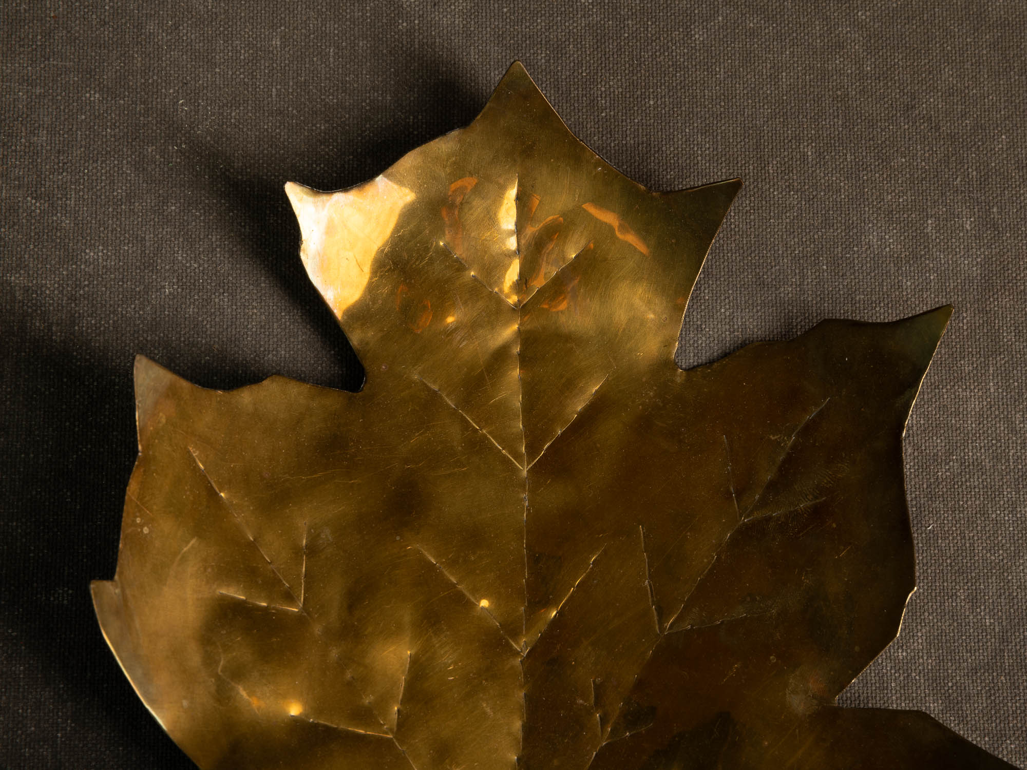 Paire de miroirs d'appliques muraux "feuilles d'érable" par Eva Ekman, Suède (vers 1970)..Pair of "Maple leaves" wall sconces by Eva Ekman, Sweden (circa 1970)