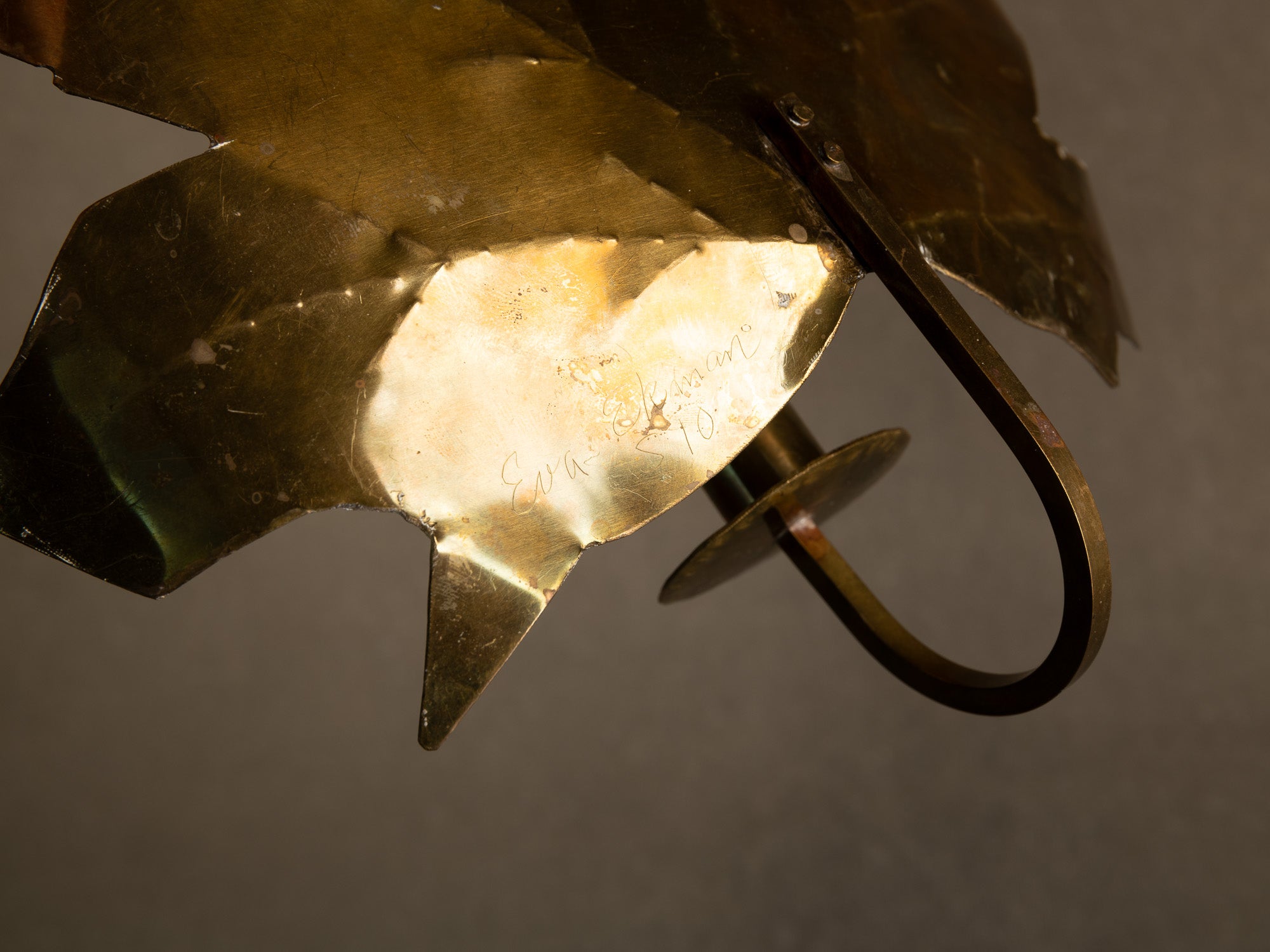 Paire de miroirs d'appliques muraux "feuilles d'érable" par Eva Ekman, Suède (vers 1970)..Pair of "Maple leaves" wall sconces by Eva Ekman, Sweden (circa 1970)