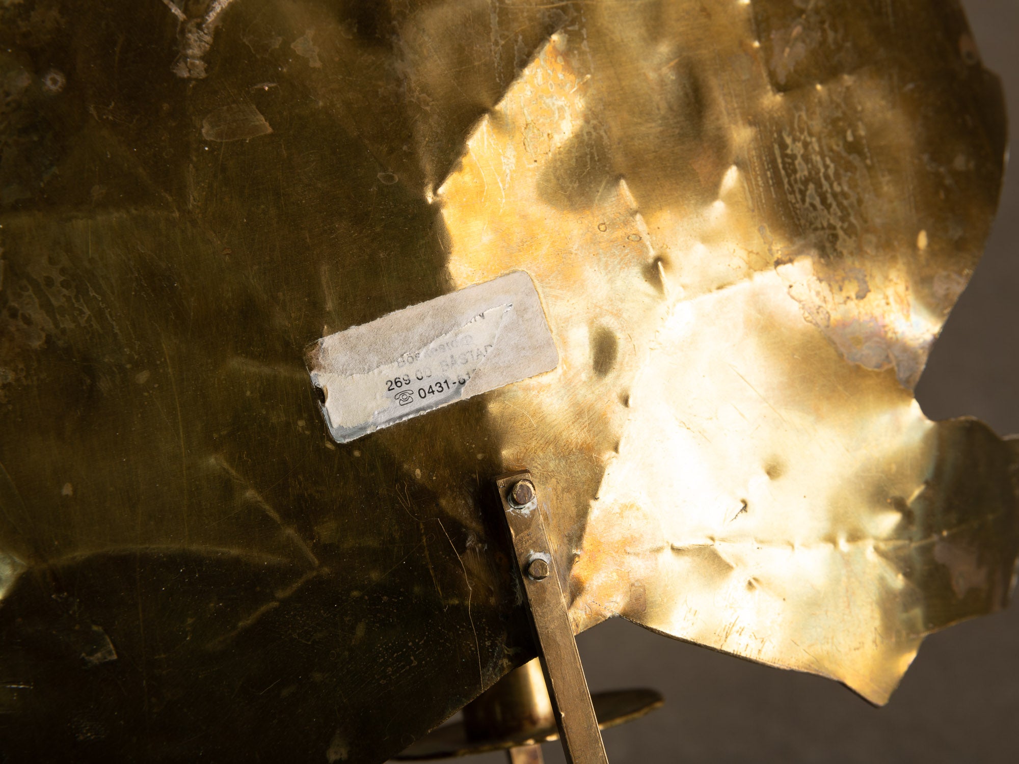 Paire de miroirs d'appliques muraux "feuilles d'érable" par Eva Ekman, Suède (vers 1970)..Pair of "Maple leaves" wall sconces by Eva Ekman, Sweden (circa 1970)