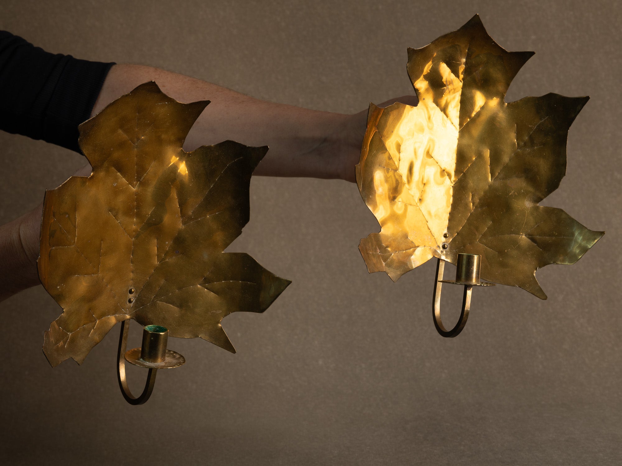 Paire de miroirs d'appliques muraux "feuilles d'érable" par Eva Ekman, Suède (vers 1970)..Pair of "Maple leaves" wall sconces by Eva Ekman, Sweden (circa 1970)