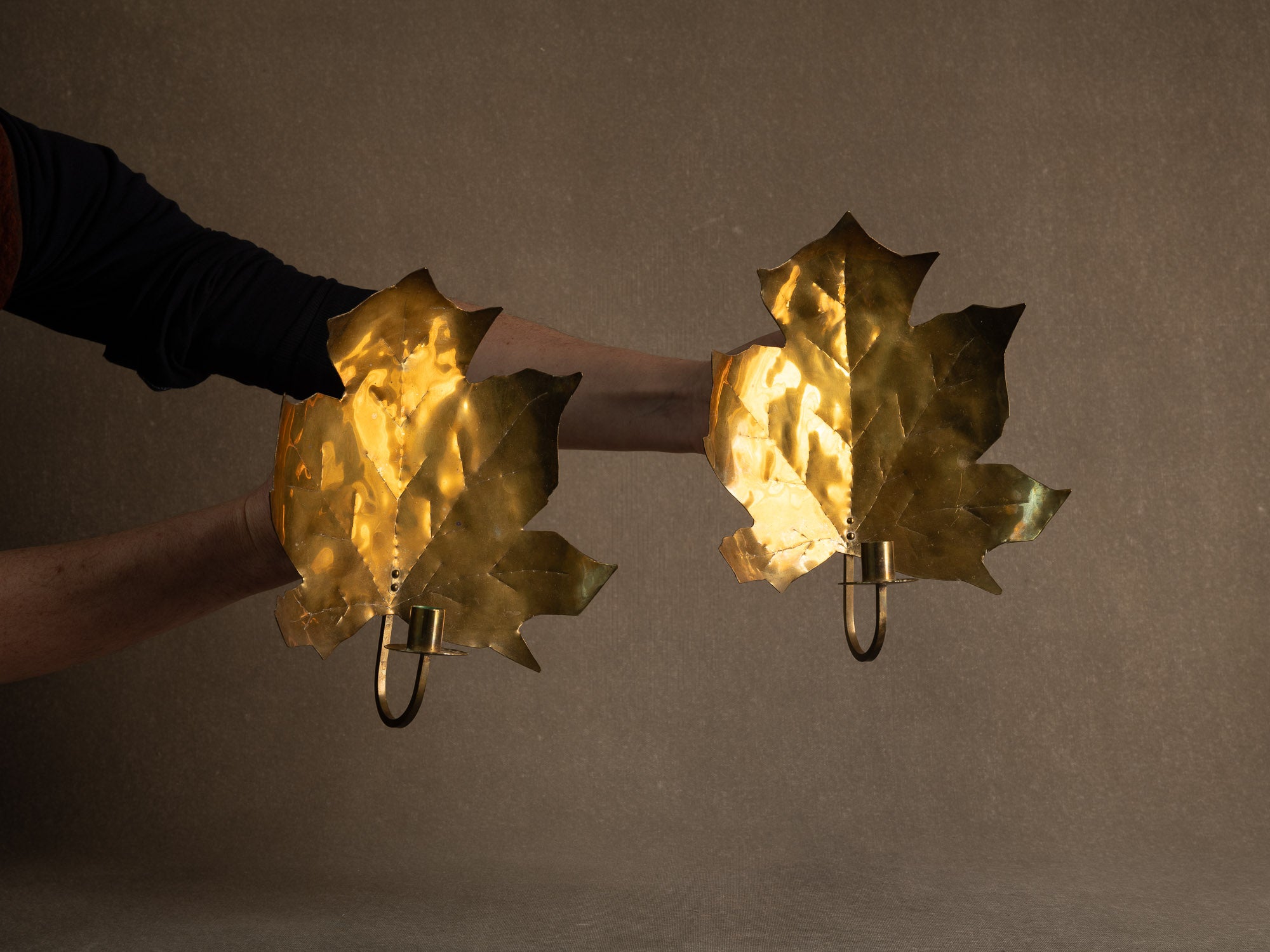 Paire de miroirs d'appliques muraux "feuilles d'érable" par Eva Ekman, Suède (vers 1970)..Pair of "Maple leaves" wall sconces by Eva Ekman, Sweden (circa 1970)