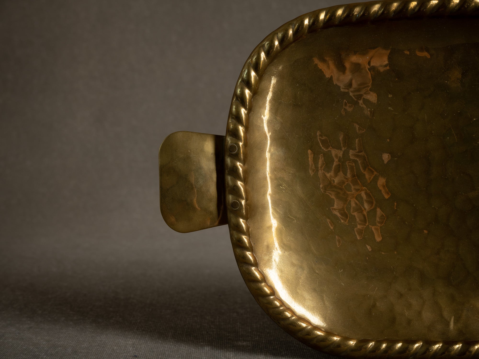Coupe vide&#x2011;poche dans le style de Josef Frank, Suède (vers 1935-50)..Brass neoclassical bowl, in the manner of Josef Frank, Sweden (circa 1935-50)
