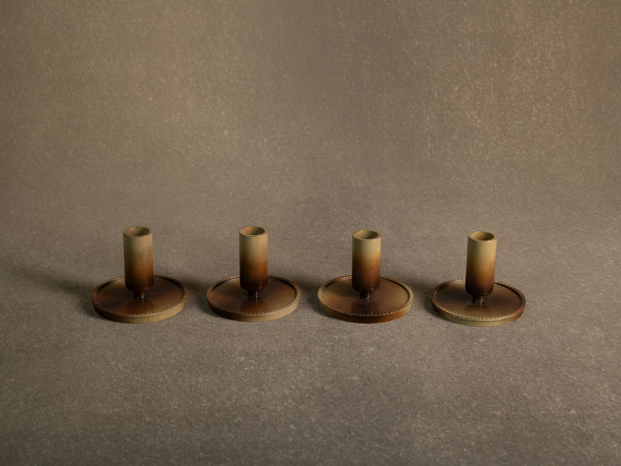 Rare suite de quatre flambeaux par Carl&#x2011;Einar Borgström pour Ystad Metall, Suède (vers 1939)..Set of 4 swedish grace candle holders by Carl&#x2011;Einar Borgström for Ystad Metall, Sweden (circa 1960)