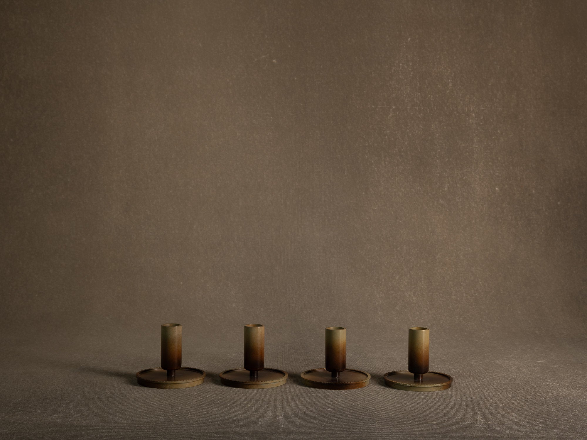 Rare suite de quatre flambeaux par Carl&#x2011;Einar Borgström pour Ystad Metall, Suède (vers 1939)..Set of 4 swedish grace candle holders by Carl&#x2011;Einar Borgström for Ystad Metall, Sweden (circa 1960)