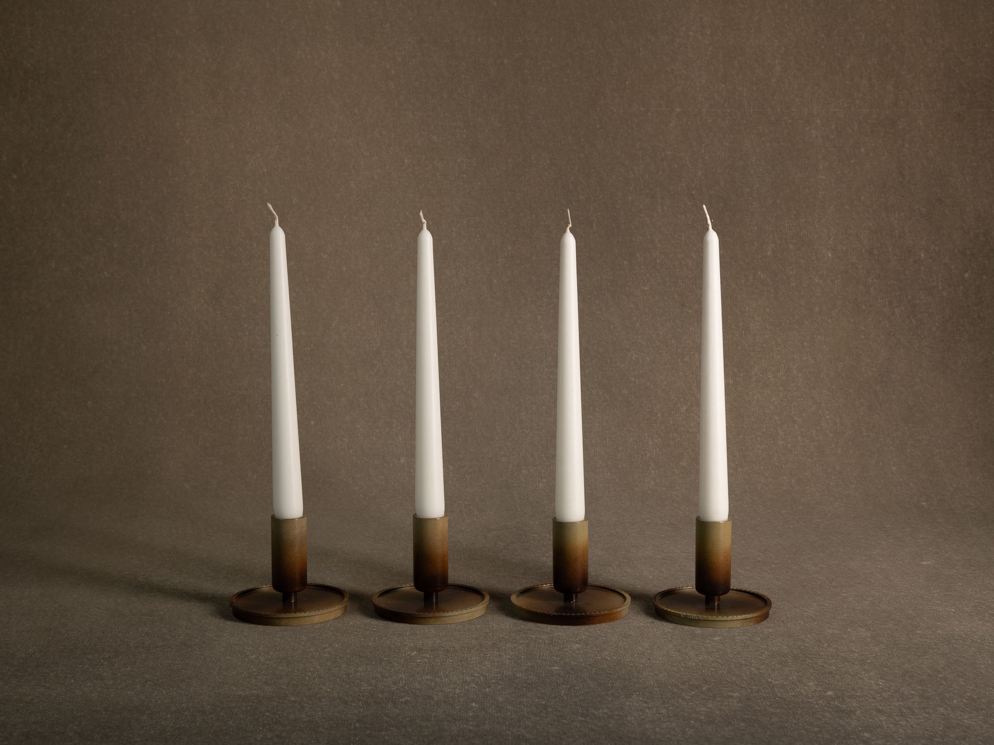 Rare suite de quatre flambeaux par Carl&#x2011;Einar Borgström pour Ystad Metall, Suède (vers 1939)..Set of 4 swedish grace candle holders by Carl&#x2011;Einar Borgström for Ystad Metall, Sweden (circa 1960)