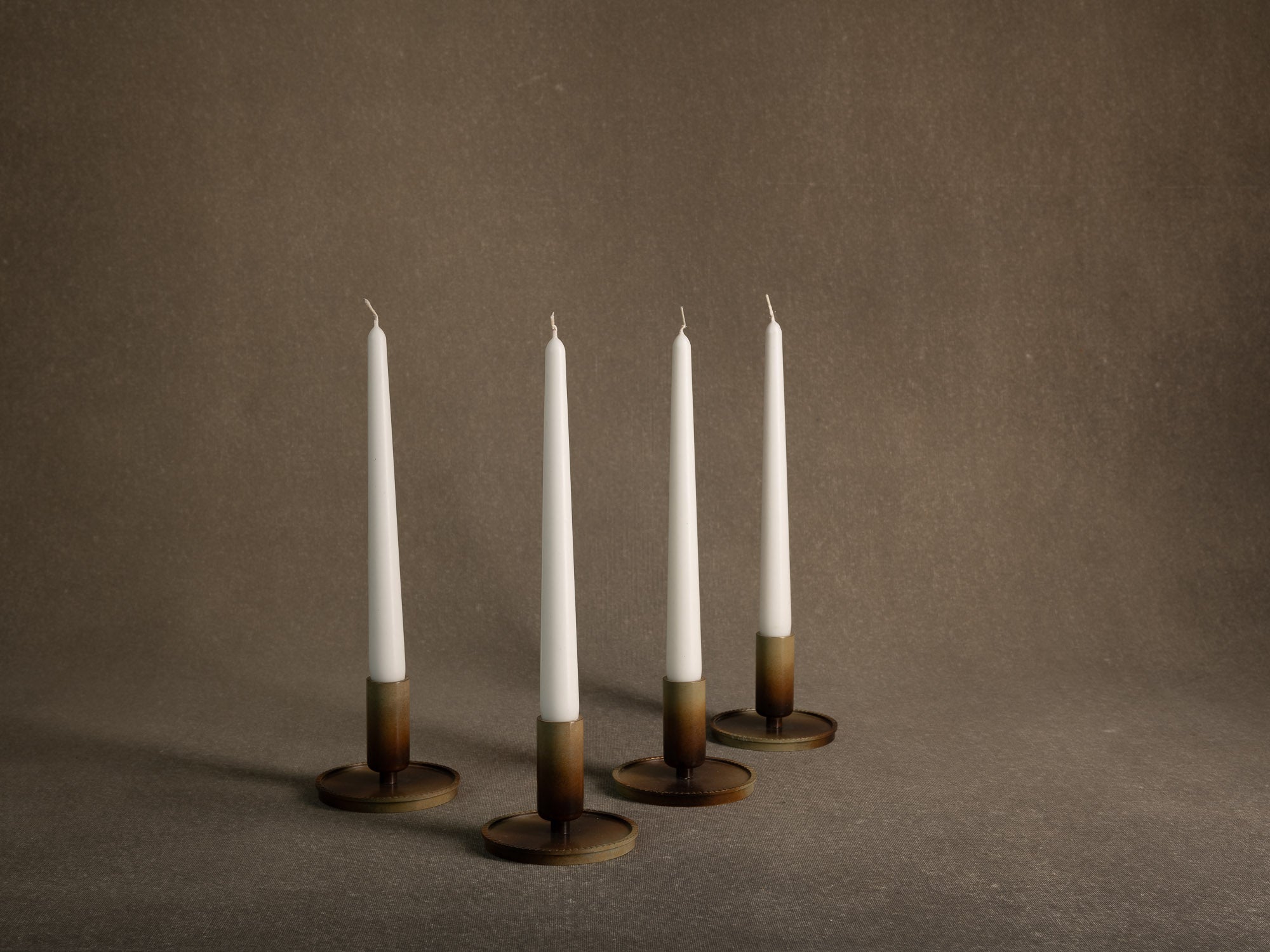 Rare suite de quatre flambeaux par Carl&#x2011;Einar Borgström pour Ystad Metall, Suède (vers 1939)..Set of 4 swedish grace candle holders by Carl&#x2011;Einar Borgström for Ystad Metall, Sweden (circa 1960)