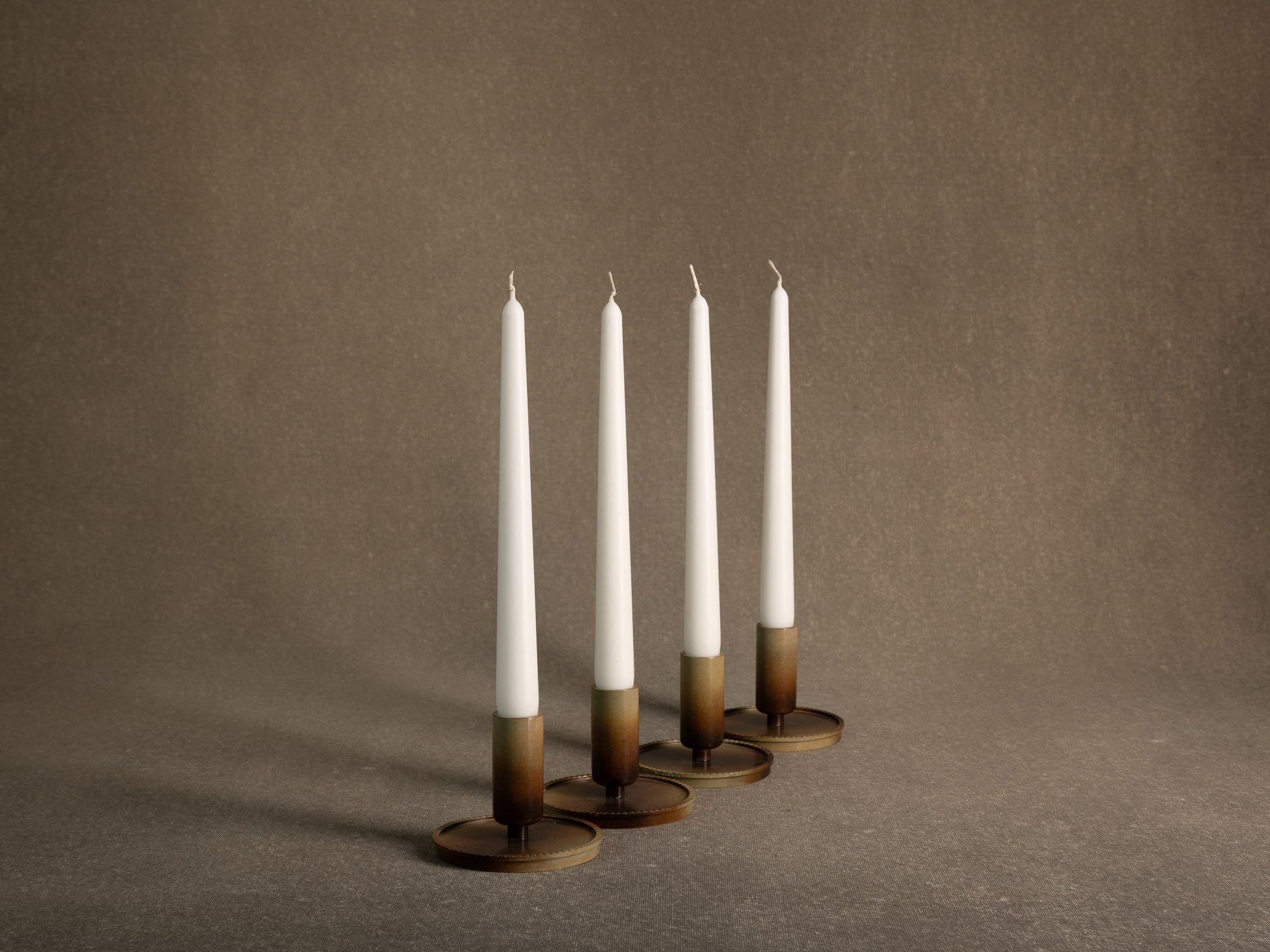 Rare suite de quatre flambeaux par Carl&#x2011;Einar Borgström pour Ystad Metall, Suède (vers 1939)..Set of 4 swedish grace candle holders by Carl&#x2011;Einar Borgström for Ystad Metall, Sweden (circa 1960)