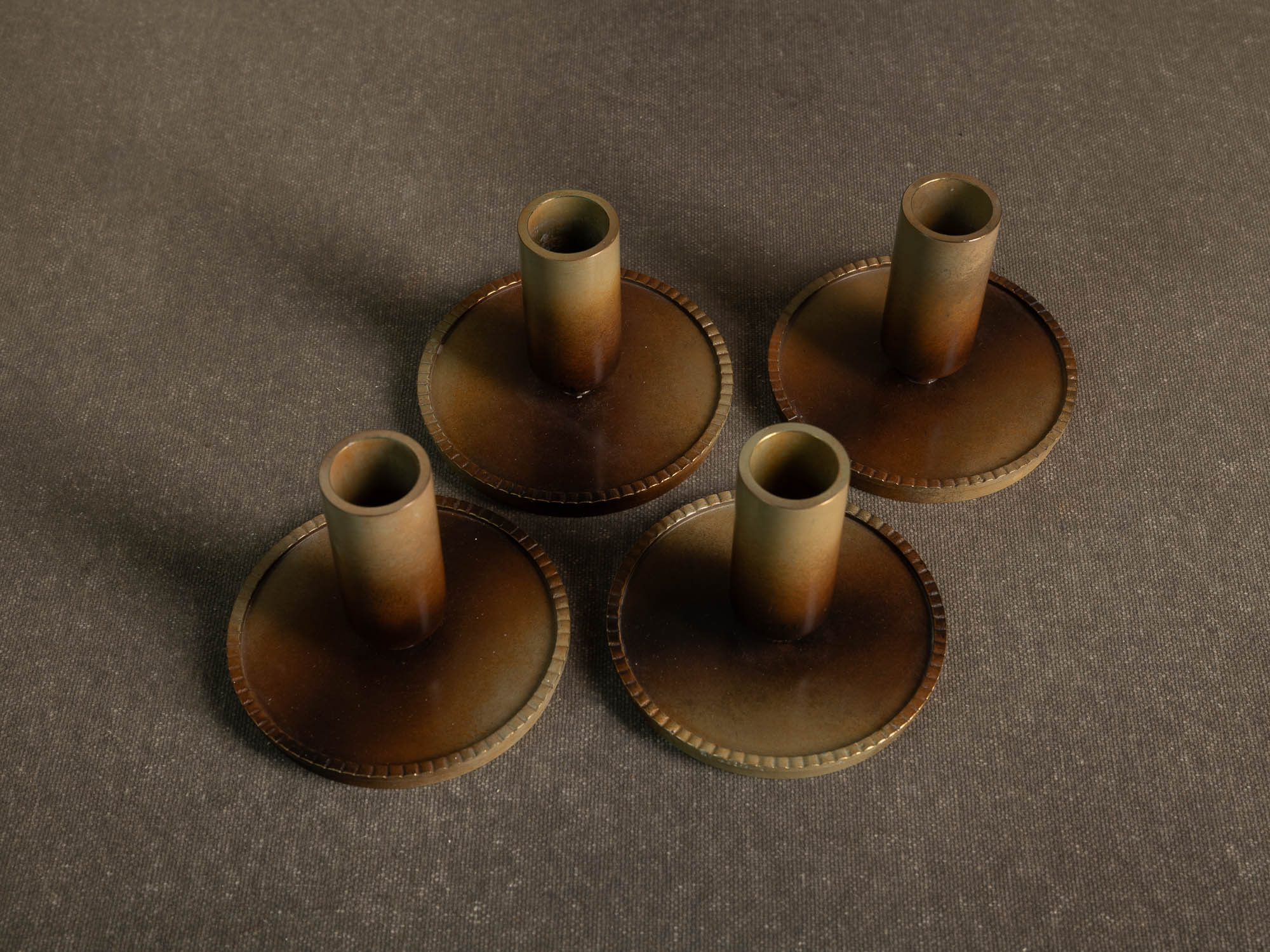 Rare suite de quatre flambeaux par Carl&#x2011;Einar Borgström pour Ystad Metall, Suède (vers 1939)..Set of 4 swedish grace candle holders by Carl&#x2011;Einar Borgström for Ystad Metall, Sweden (circa 1960)