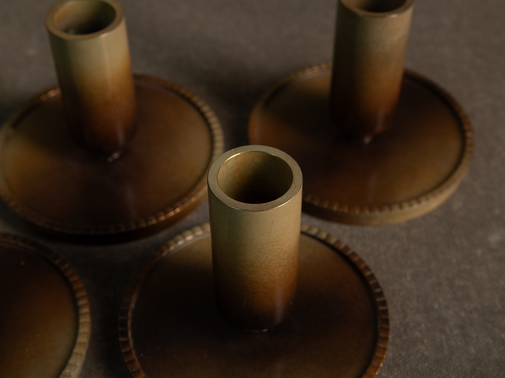 Rare suite de quatre flambeaux par Carl&#x2011;Einar Borgström pour Ystad Metall, Suède (vers 1939)..Set of 4 swedish grace candle holders by Carl&#x2011;Einar Borgström for Ystad Metall, Sweden (circa 1960)