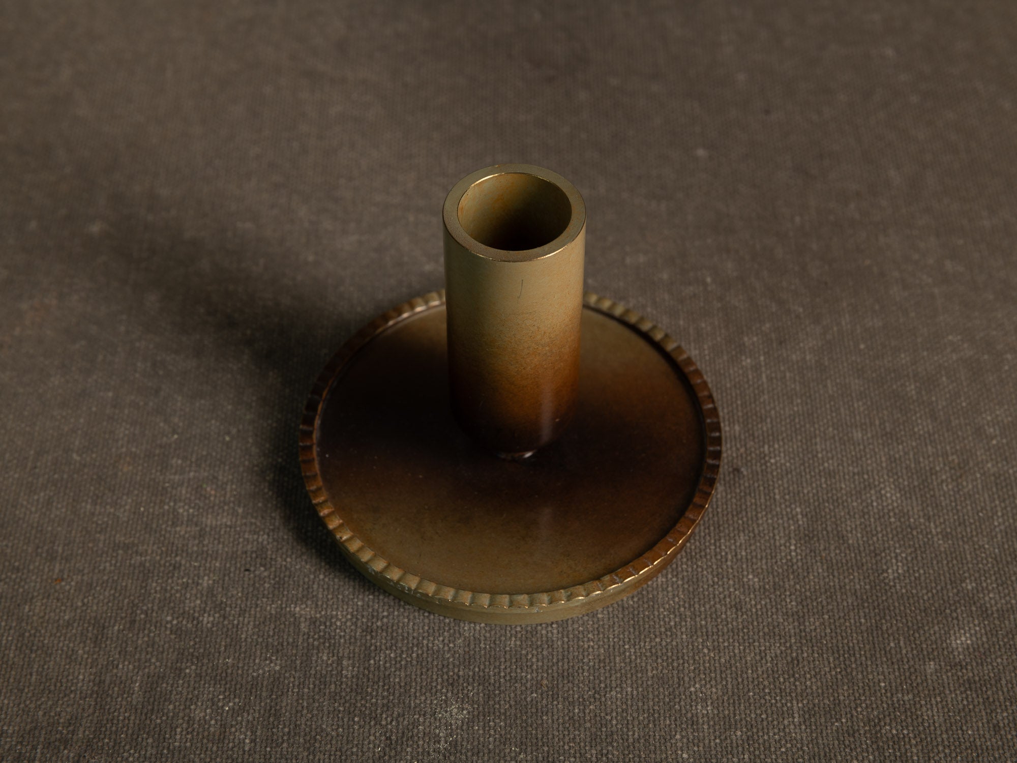 Rare suite de quatre flambeaux par Carl&#x2011;Einar Borgström pour Ystad Metall, Suède (vers 1939)..Set of 4 swedish grace candle holders by Carl&#x2011;Einar Borgström for Ystad Metall, Sweden (circa 1960)