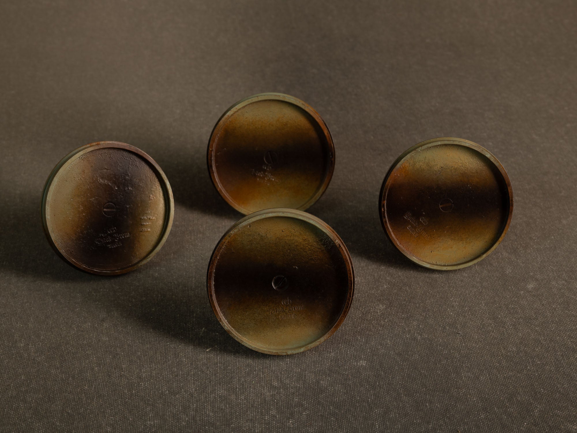 Rare suite de quatre flambeaux par Carl&#x2011;Einar Borgström pour Ystad Metall, Suède (vers 1939)..Set of 4 swedish grace candle holders by Carl&#x2011;Einar Borgström for Ystad Metall, Sweden (circa 1960)