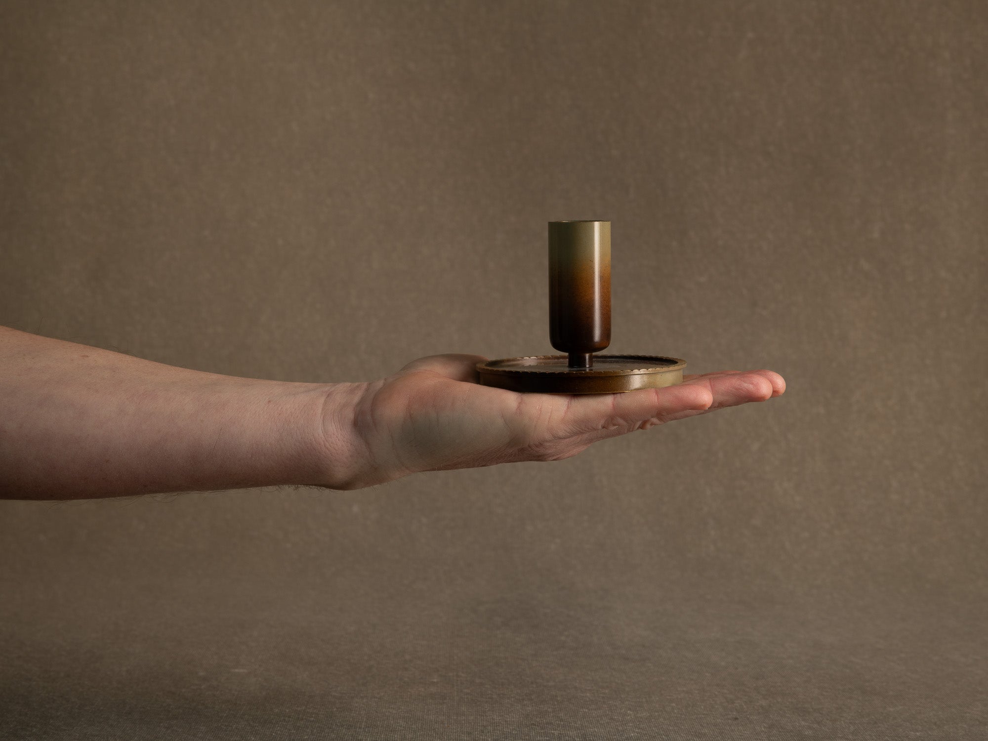 Rare suite de quatre flambeaux par Carl&#x2011;Einar Borgström pour Ystad Metall, Suède (vers 1939)..Set of 4 swedish grace candle holders by Carl&#x2011;Einar Borgström for Ystad Metall, Sweden (circa 1960)