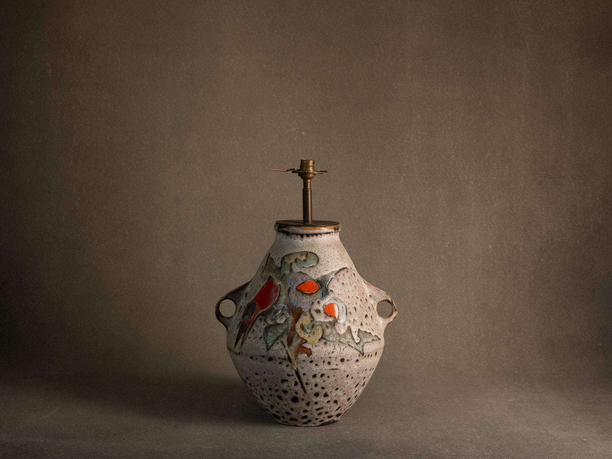 Lampe en faïence à décor biomorphique de Marius et Huguette Bessone à Vallauris, France (vers 1958)..Earthenware lamp with biomorphic decoration by Marius and Huguette Bessone in Vallauris, France (late 1950s)