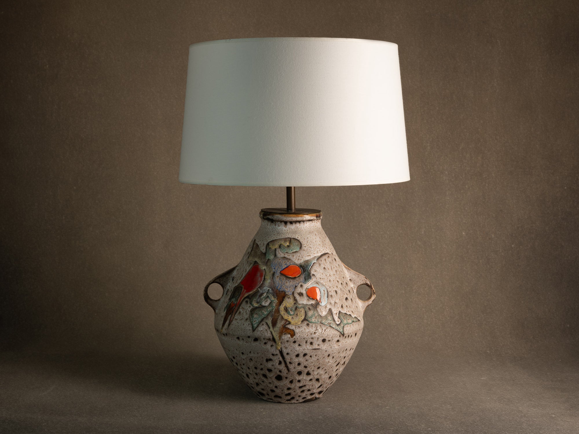 Lampe en faïence à décor biomorphique de Marius et Huguette Bessone à Vallauris, France (vers 1958)..Earthenware lamp with biomorphic decoration by Marius and Huguette Bessone in Vallauris, France (late 1950s)