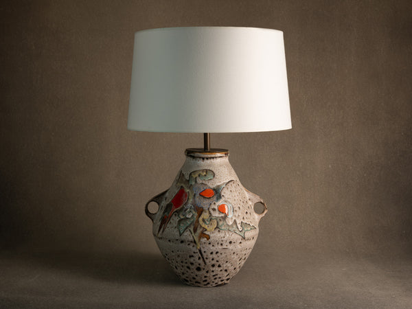 Lampe en faïence à décor biomorphique de Marius et Huguette Bessone à Vallauris, France (vers 1958)..Earthenware lamp with biomorphic decoration by Marius and Huguette Bessone in Vallauris, France (late 1950s)