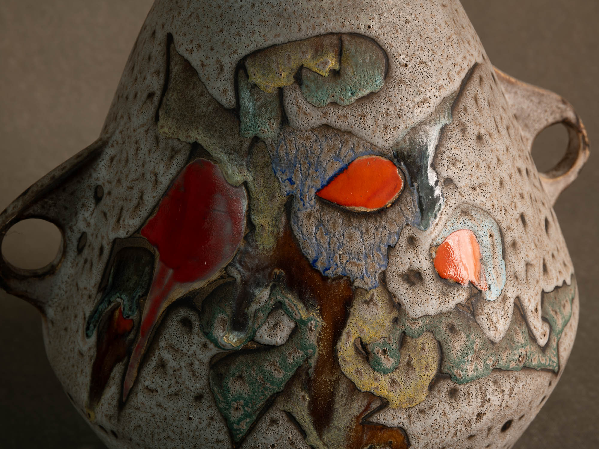 Lampe en faïence à décor biomorphique de Marius et Huguette Bessone à Vallauris, France (vers 1958)..Earthenware lamp with biomorphic decoration by Marius and Huguette Bessone in Vallauris, France (late 1950s)