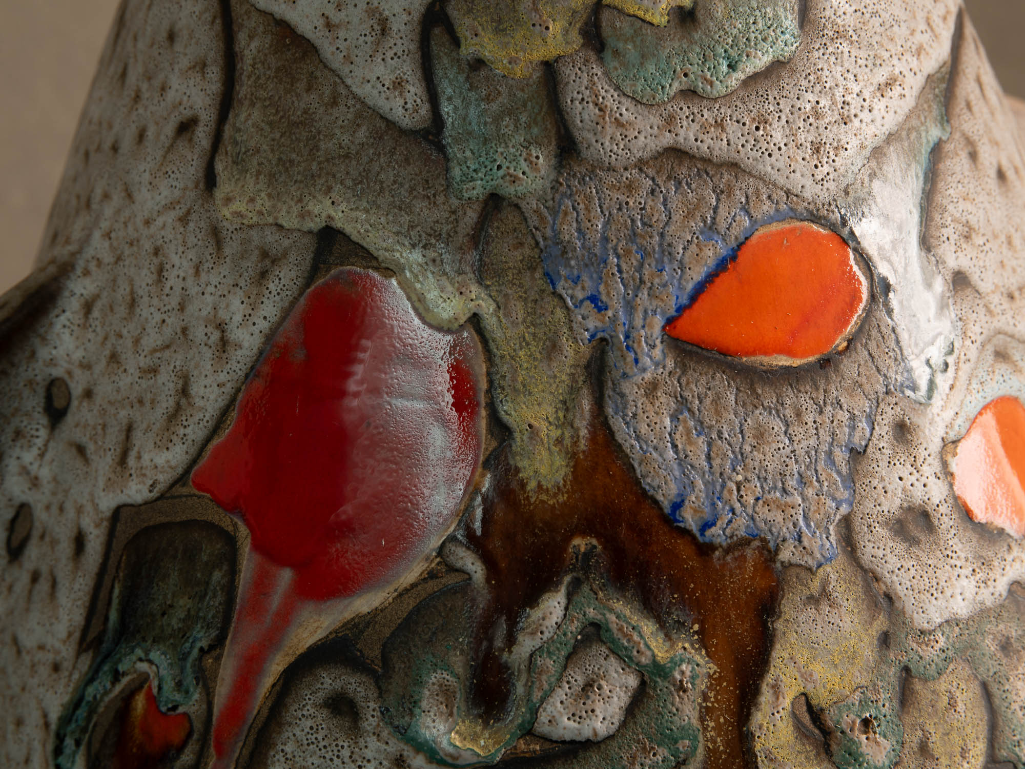 Lampe en faïence à décor biomorphique de Marius et Huguette Bessone à Vallauris, France (vers 1958)..Earthenware lamp with biomorphic decoration by Marius and Huguette Bessone in Vallauris, France (late 1950s)