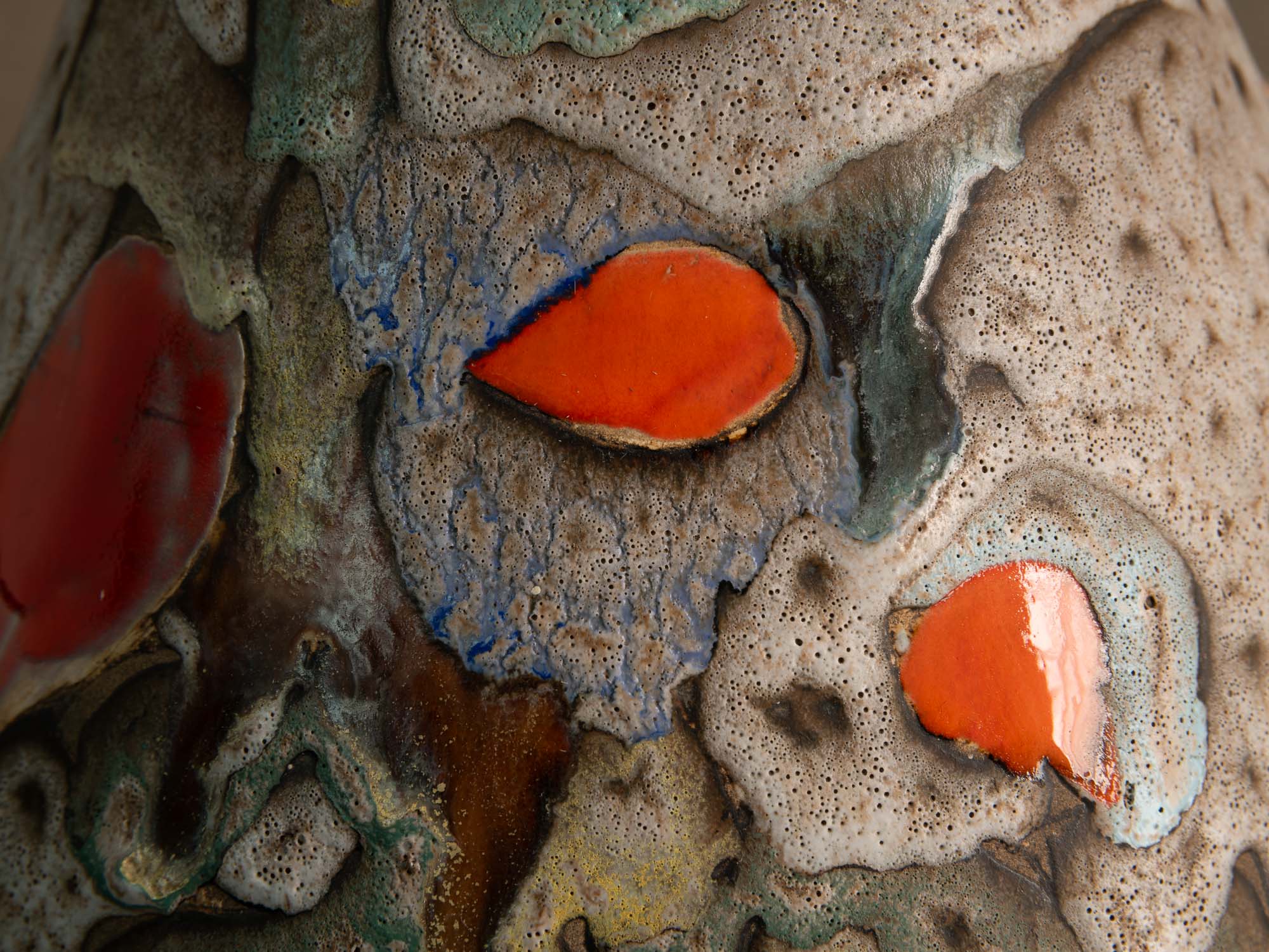 Lampe en faïence à décor biomorphique de Marius et Huguette Bessone à Vallauris, France (vers 1958)..Earthenware lamp with biomorphic decoration by Marius and Huguette Bessone in Vallauris, France (late 1950s)