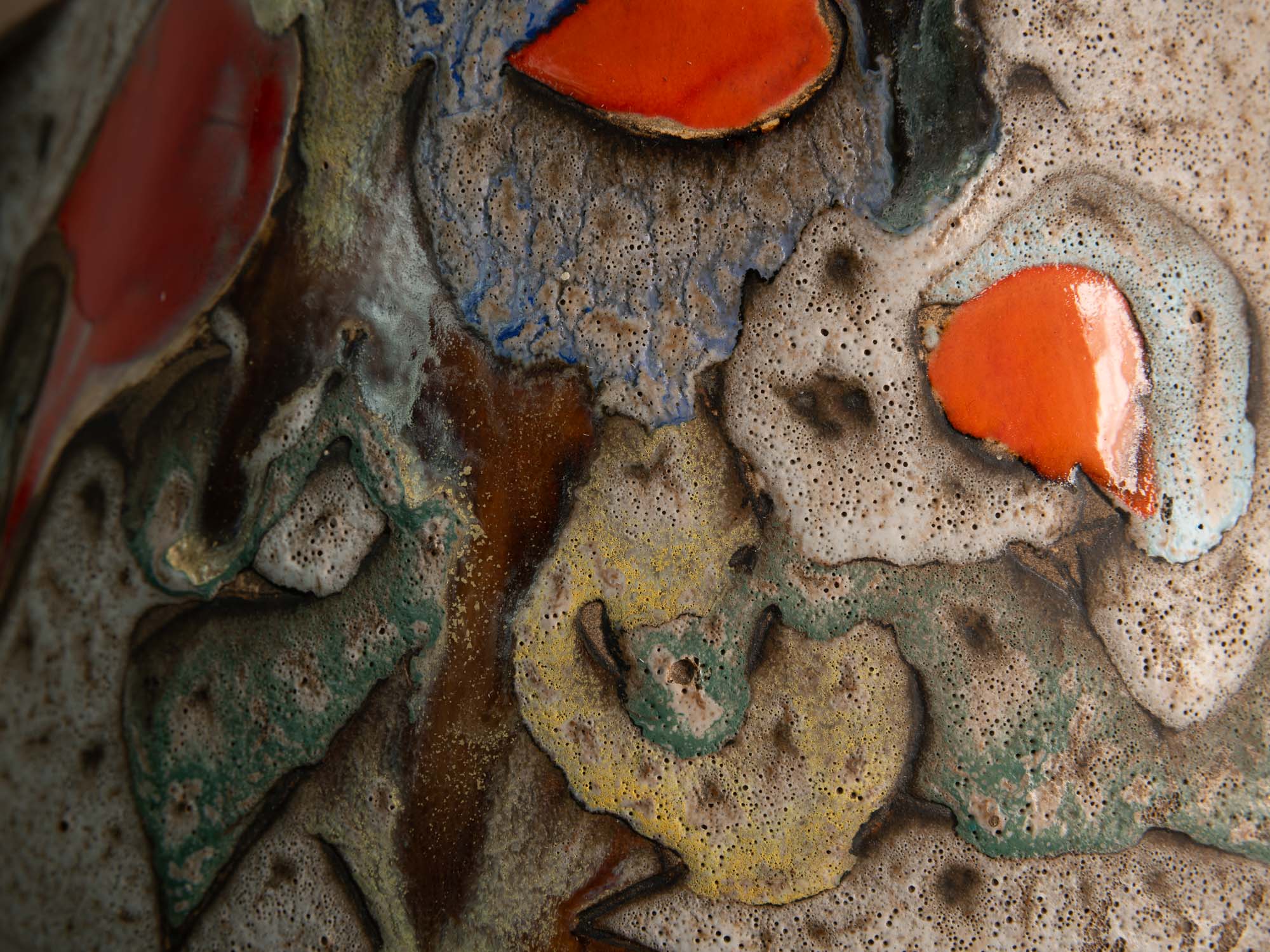 Lampe en faïence à décor biomorphique de Marius et Huguette Bessone à Vallauris, France (vers 1958)..Earthenware lamp with biomorphic decoration by Marius and Huguette Bessone in Vallauris, France (late 1950s)