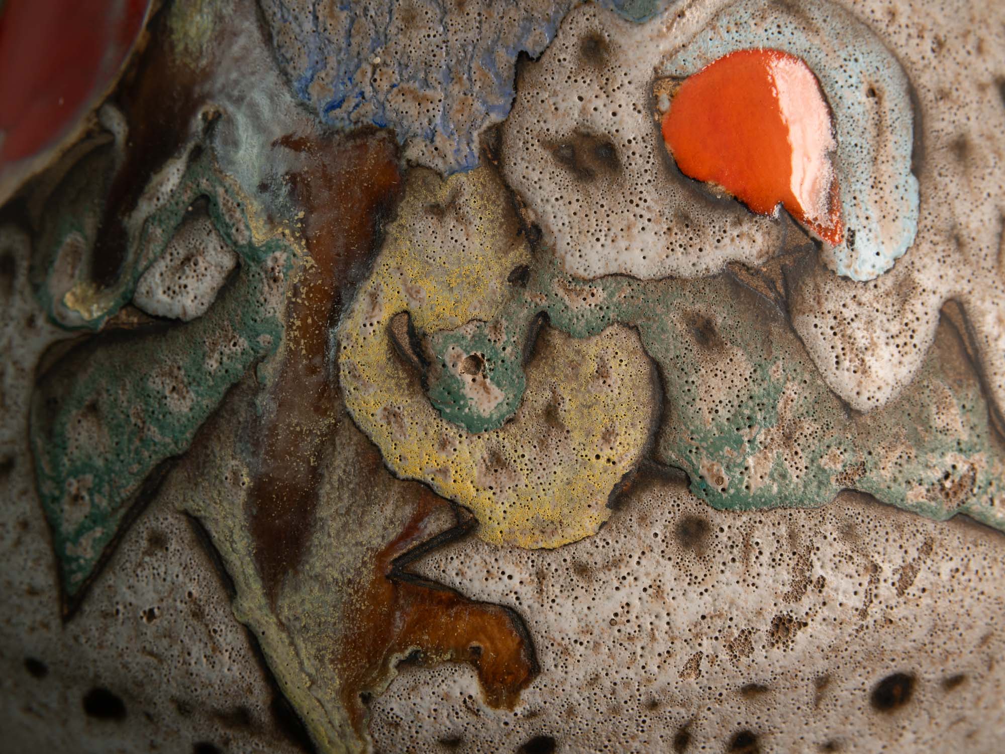 Lampe en faïence à décor biomorphique de Marius et Huguette Bessone à Vallauris, France (vers 1958)..Earthenware lamp with biomorphic decoration by Marius and Huguette Bessone in Vallauris, France (late 1950s)
