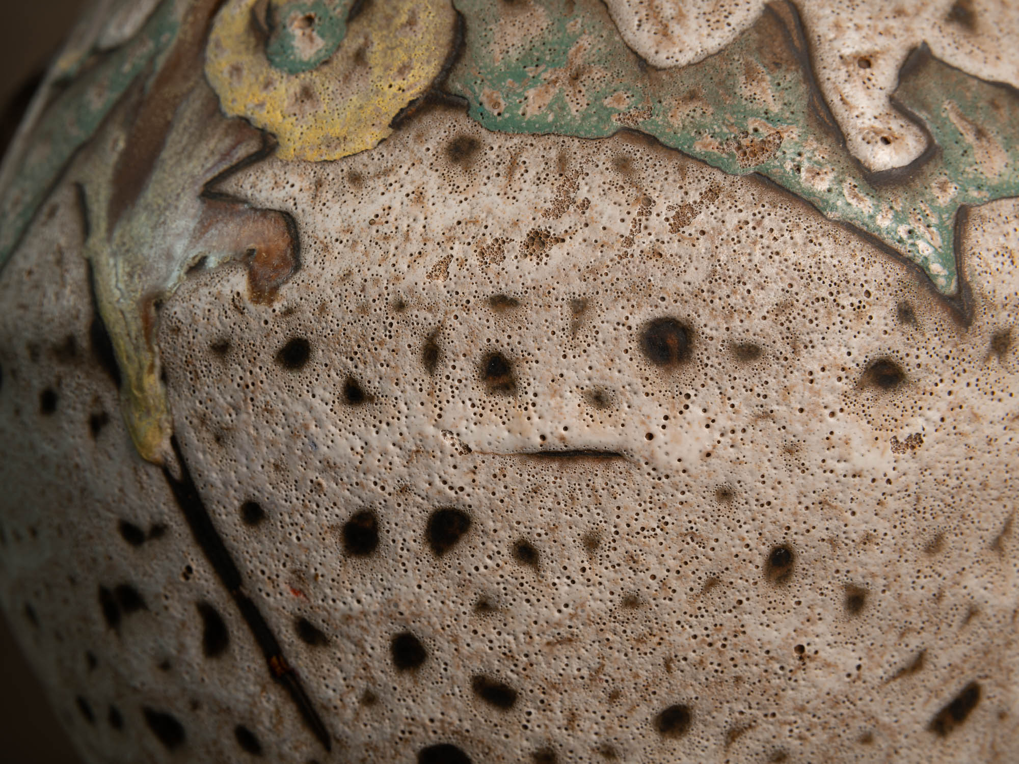Lampe en faïence à décor biomorphique de Marius et Huguette Bessone à Vallauris, France (vers 1958)..Earthenware lamp with biomorphic decoration by Marius and Huguette Bessone in Vallauris, France (late 1950s)