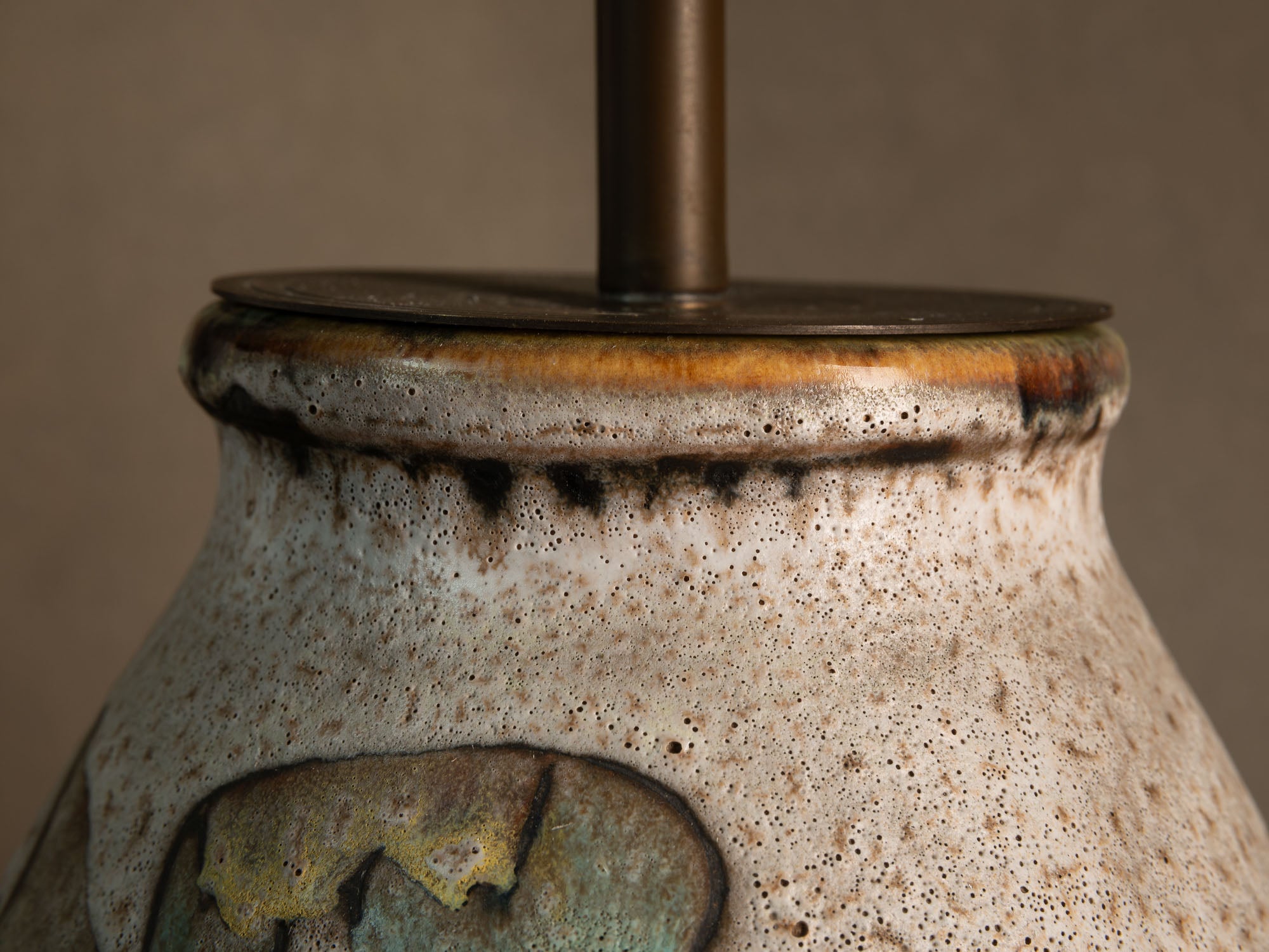 Lampe en faïence à décor biomorphique de Marius et Huguette Bessone à Vallauris, France (vers 1958)..Earthenware lamp with biomorphic decoration by Marius and Huguette Bessone in Vallauris, France (late 1950s)