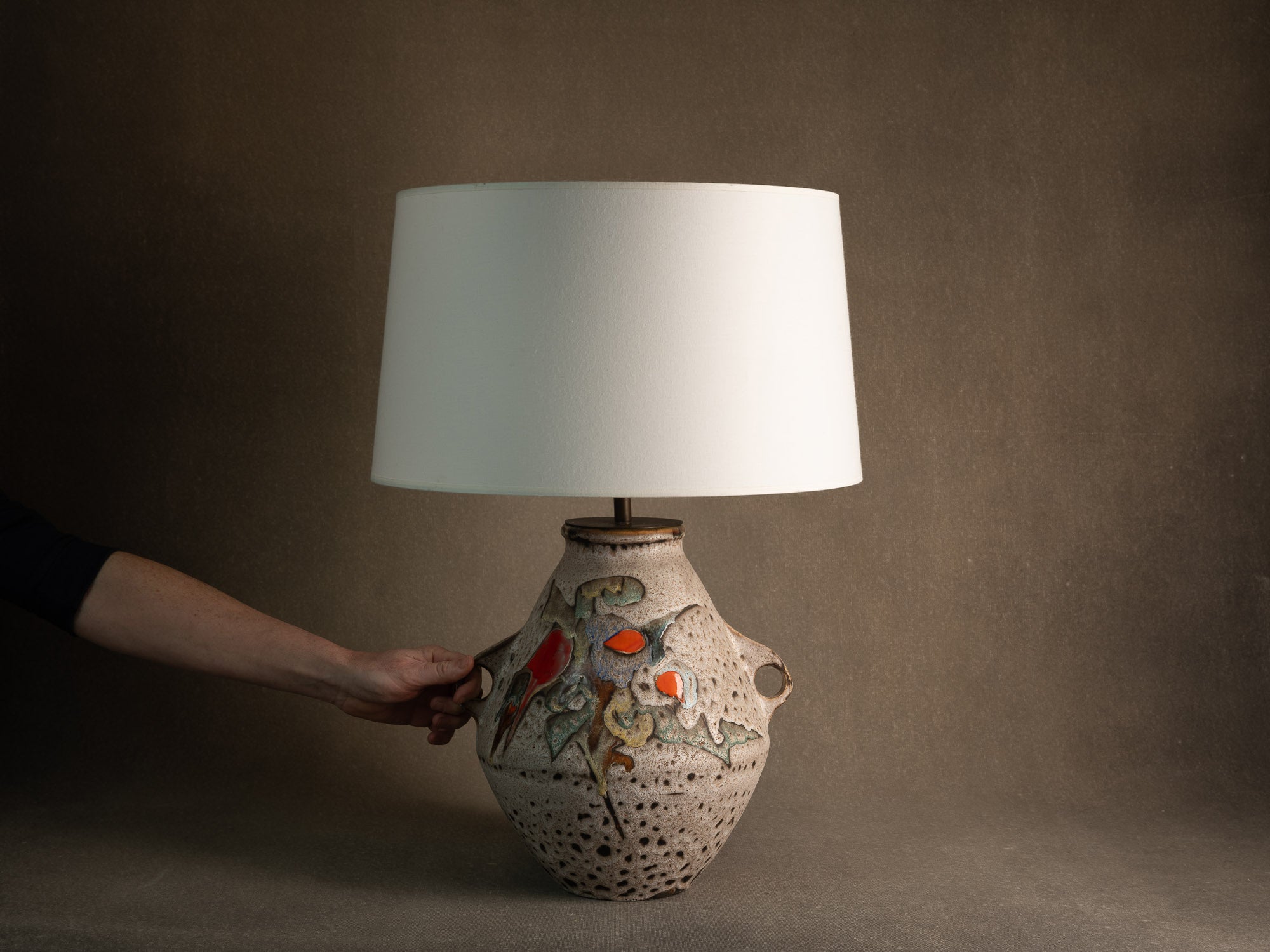 Lampe en faïence à décor biomorphique de Marius et Huguette Bessone à Vallauris, France (vers 1958)..Earthenware lamp with biomorphic decoration by Marius and Huguette Bessone in Vallauris, France (late 1950s)