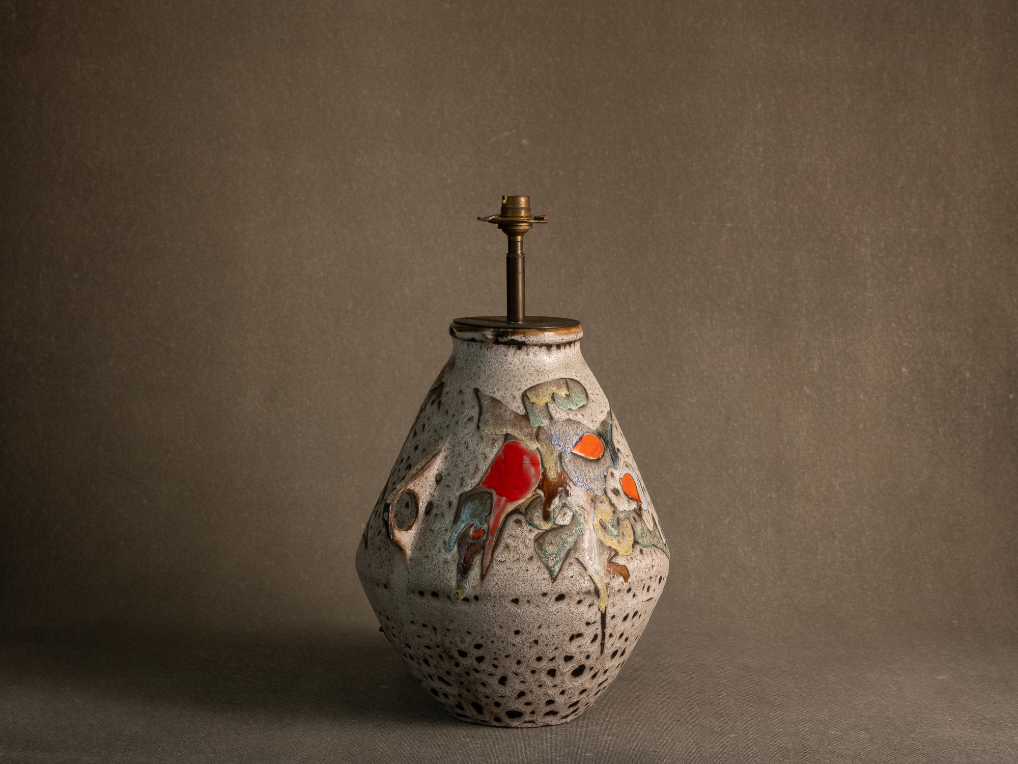 Lampe en faïence à décor biomorphique de Marius et Huguette Bessone à Vallauris, France (vers 1958)..Earthenware lamp with biomorphic decoration by Marius and Huguette Bessone in Vallauris, France (late 1950s)