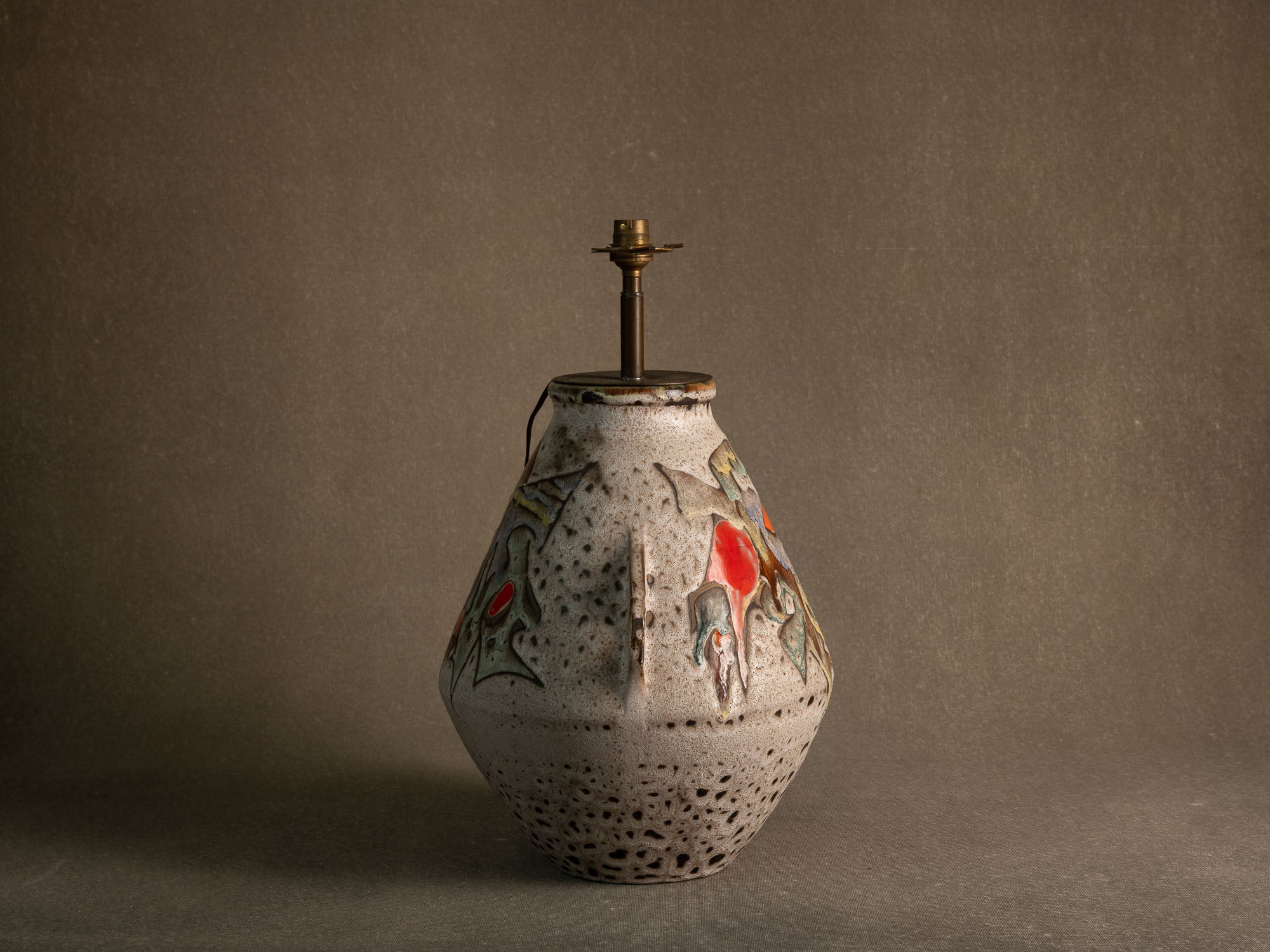Lampe en faïence à décor biomorphique de Marius et Huguette Bessone à Vallauris, France (vers 1958)..Earthenware lamp with biomorphic decoration by Marius and Huguette Bessone in Vallauris, France (late 1950s)