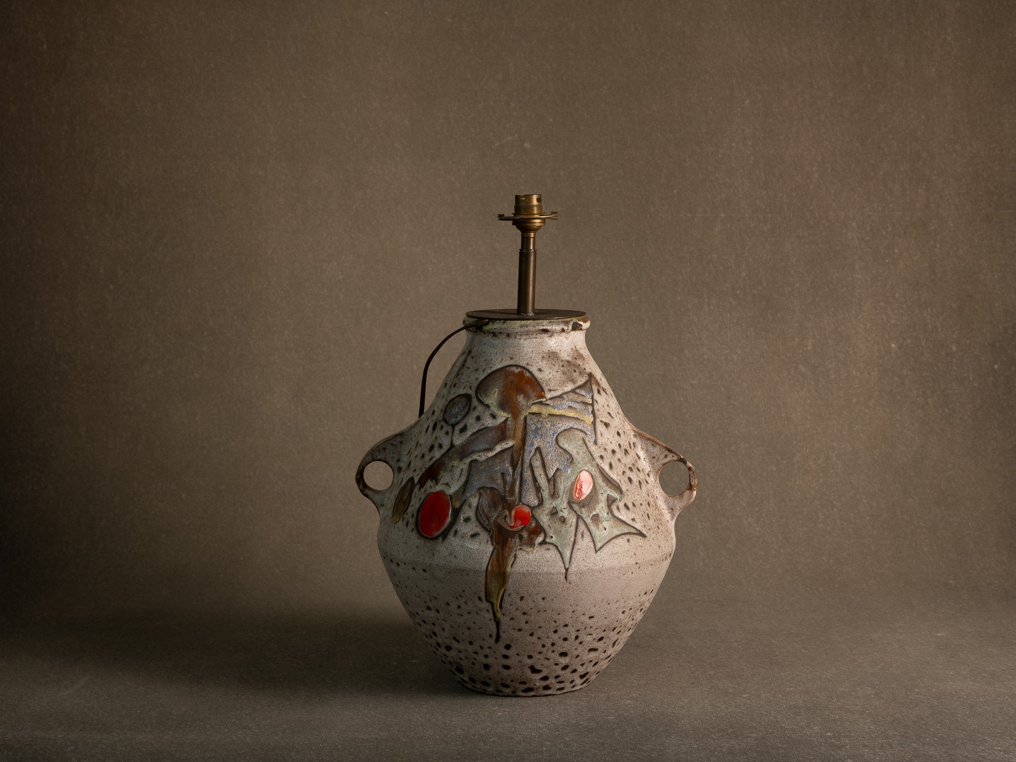 Lampe en faïence à décor biomorphique de Marius et Huguette Bessone à Vallauris, France (vers 1958)..Earthenware lamp with biomorphic decoration by Marius and Huguette Bessone in Vallauris, France (late 1950s)