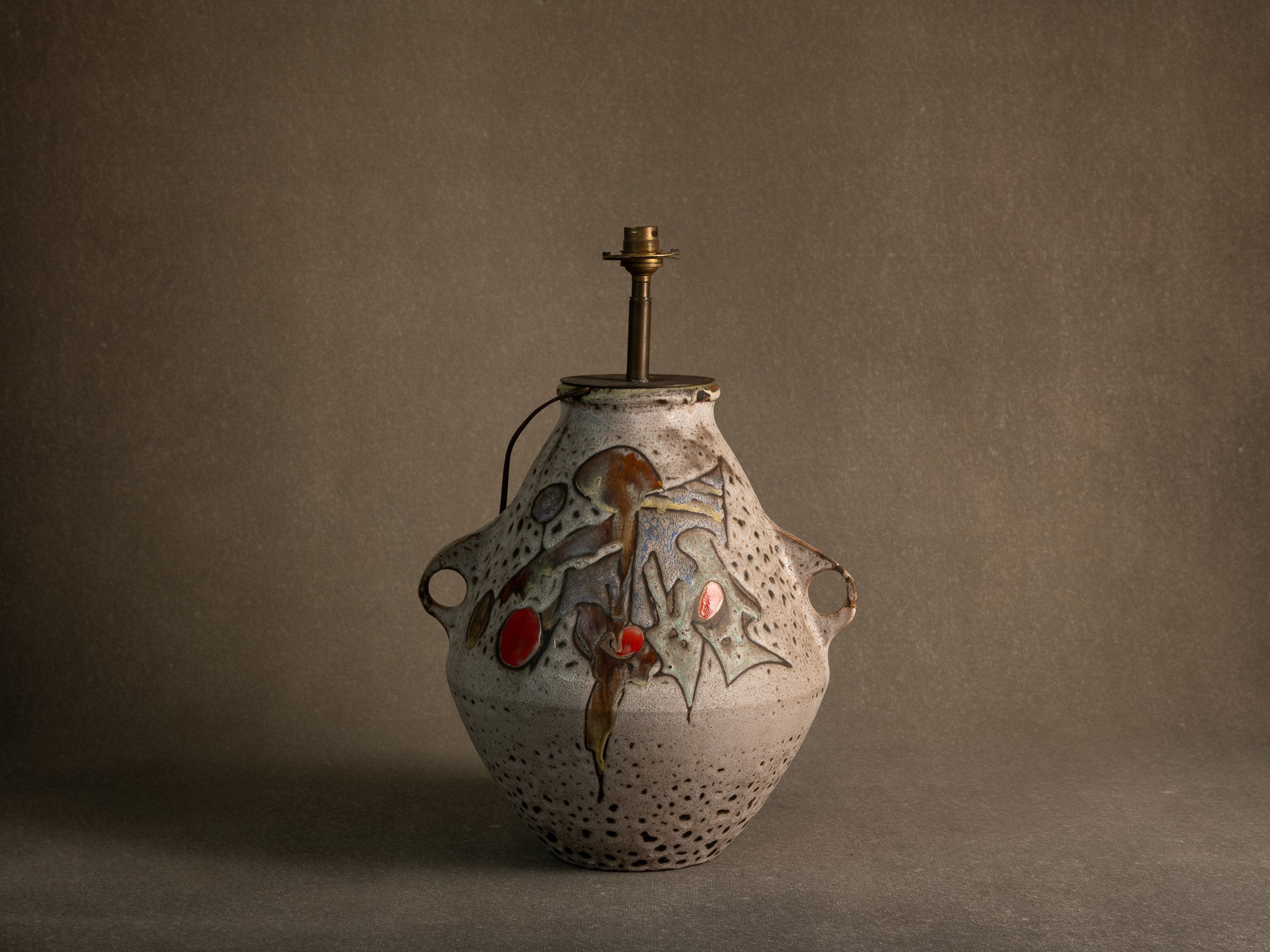 Lampe en faïence à décor biomorphique de Marius et Huguette Bessone à Vallauris, France (vers 1958)..Earthenware lamp with biomorphic decoration by Marius and Huguette Bessone in Vallauris, France (late 1950s)