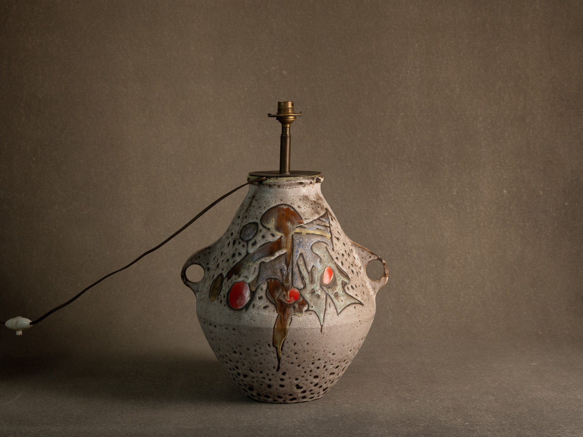 Lampe en faïence à décor biomorphique de Marius et Huguette Bessone à Vallauris, France (vers 1958)..Earthenware lamp with biomorphic decoration by Marius and Huguette Bessone in Vallauris, France (late 1950s)
