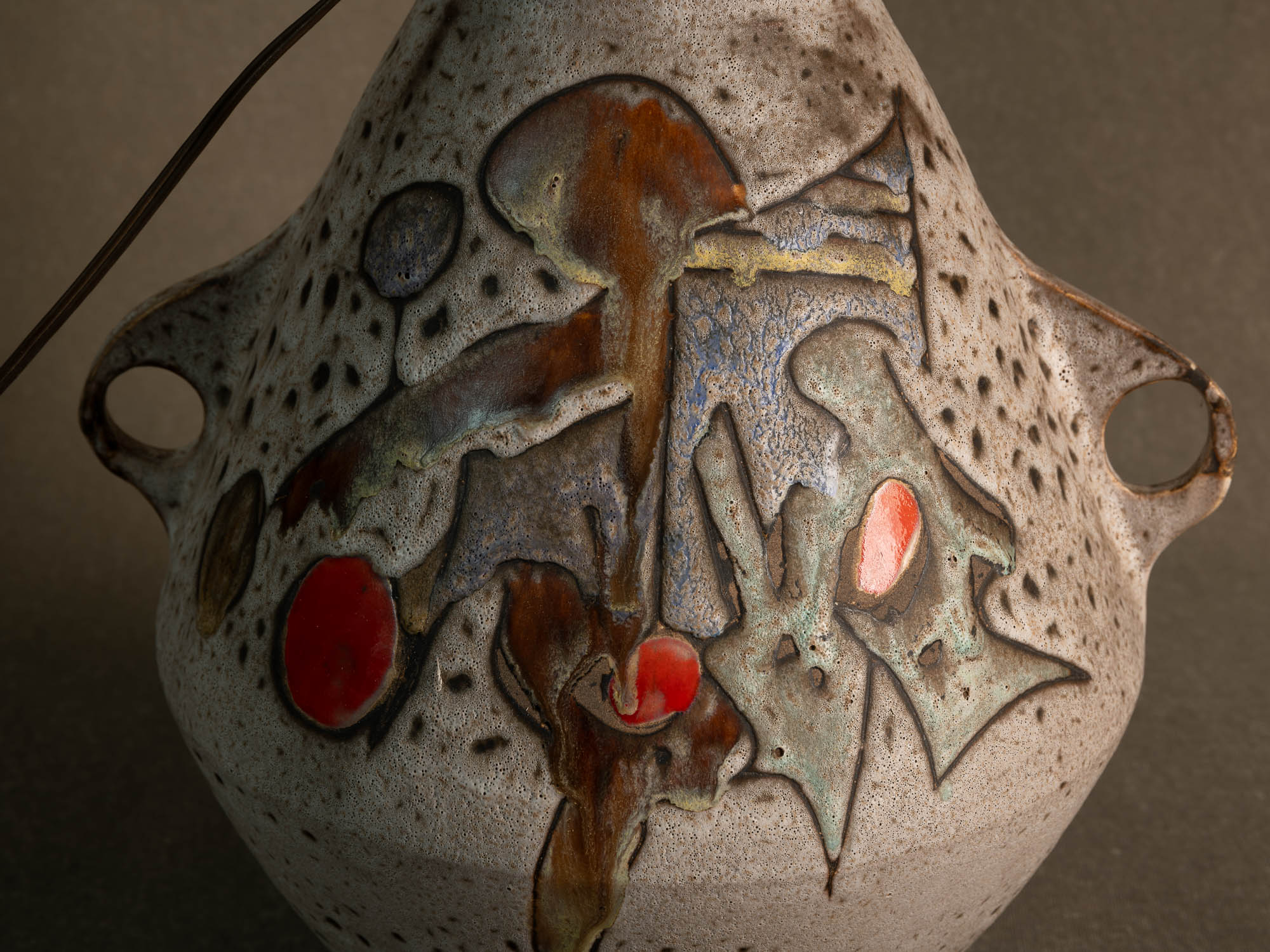 Lampe en faïence à décor biomorphique de Marius et Huguette Bessone à Vallauris, France (vers 1958)..Earthenware lamp with biomorphic decoration by Marius and Huguette Bessone in Vallauris, France (late 1950s)