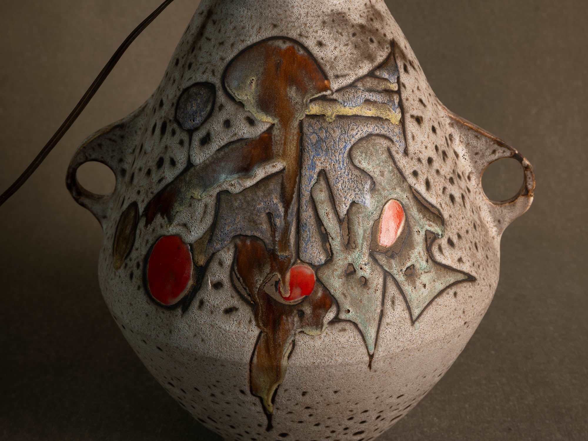 Lampe en faïence à décor biomorphique de Marius et Huguette Bessone à Vallauris, France (vers 1958)..Earthenware lamp with biomorphic decoration by Marius and Huguette Bessone in Vallauris, France (late 1950s)