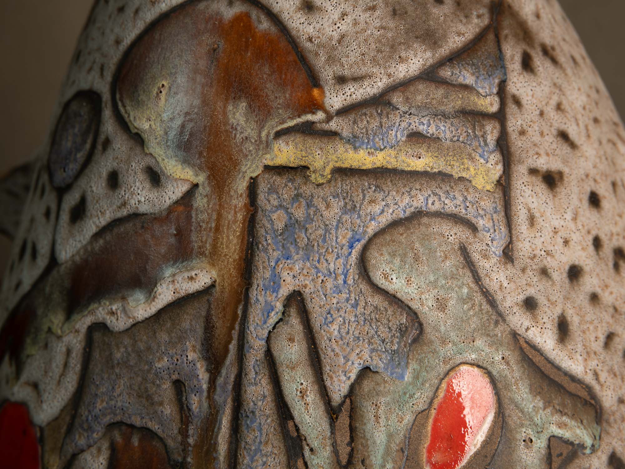 Lampe en faïence à décor biomorphique de Marius et Huguette Bessone à Vallauris, France (vers 1958)..Earthenware lamp with biomorphic decoration by Marius and Huguette Bessone in Vallauris, France (late 1950s)