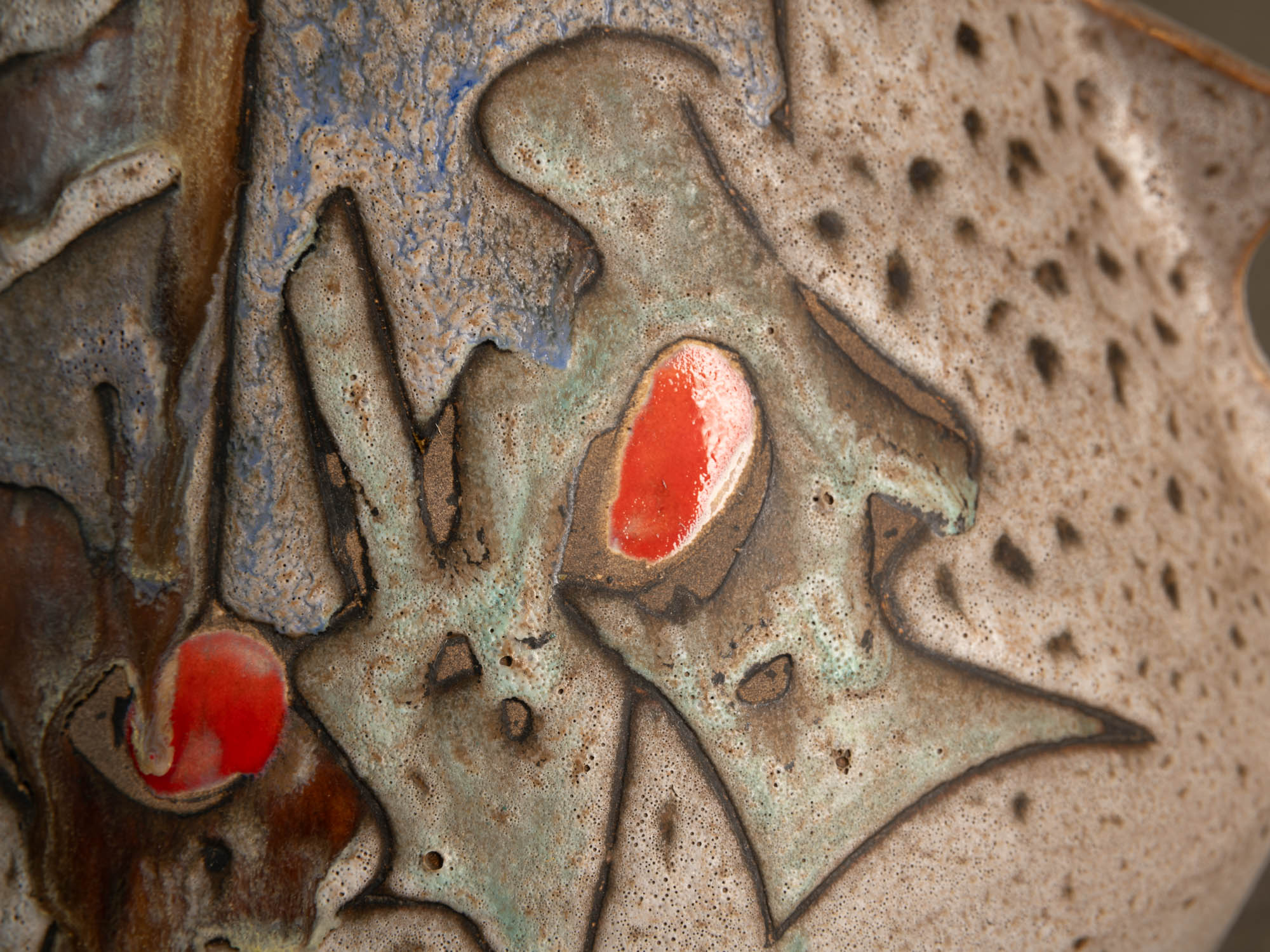 Lampe en faïence à décor biomorphique de Marius et Huguette Bessone à Vallauris, France (vers 1958)..Earthenware lamp with biomorphic decoration by Marius and Huguette Bessone in Vallauris, France (late 1950s)