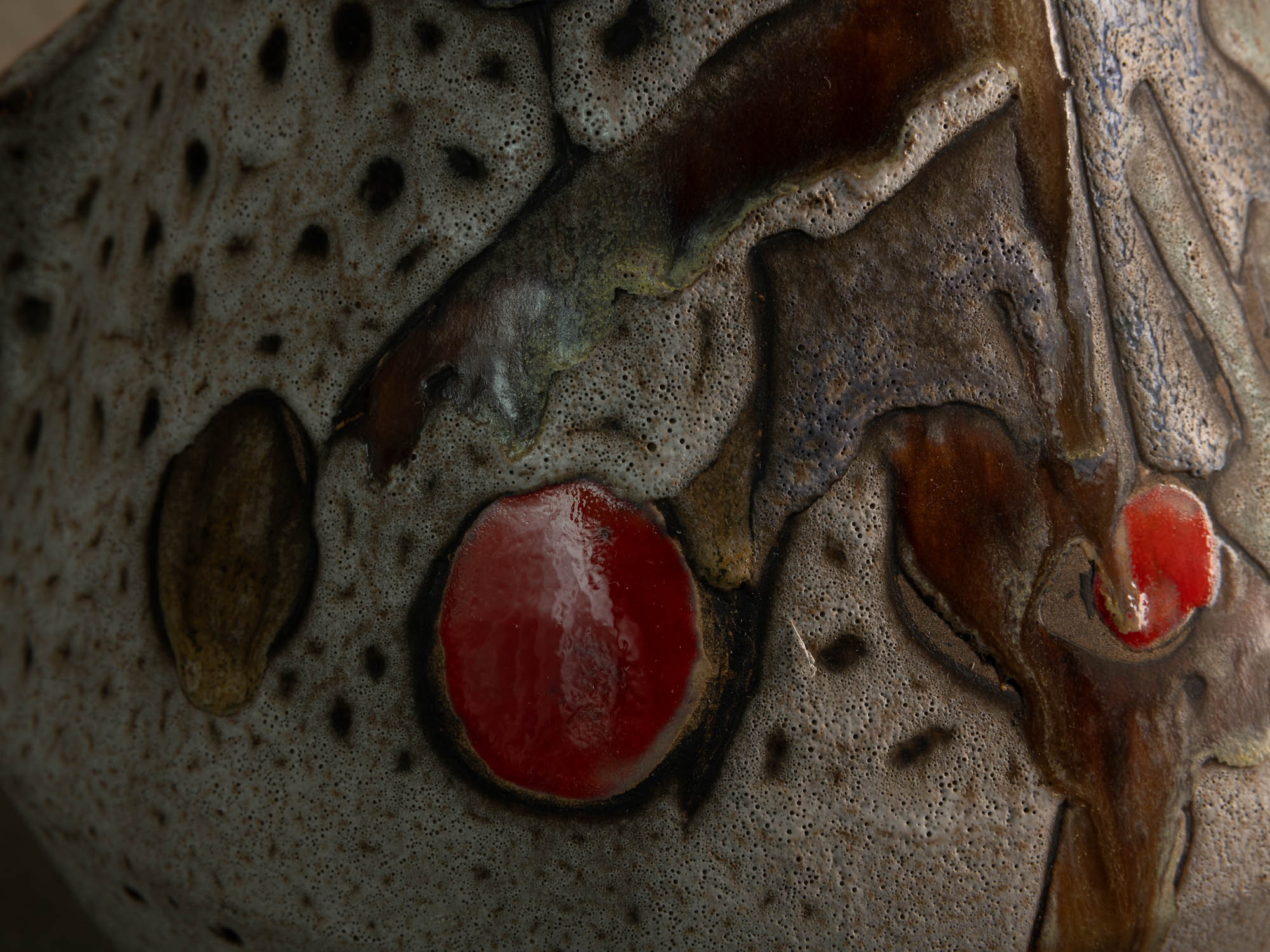Lampe en faïence à décor biomorphique de Marius et Huguette Bessone à Vallauris, France (vers 1958)..Earthenware lamp with biomorphic decoration by Marius and Huguette Bessone in Vallauris, France (late 1950s)