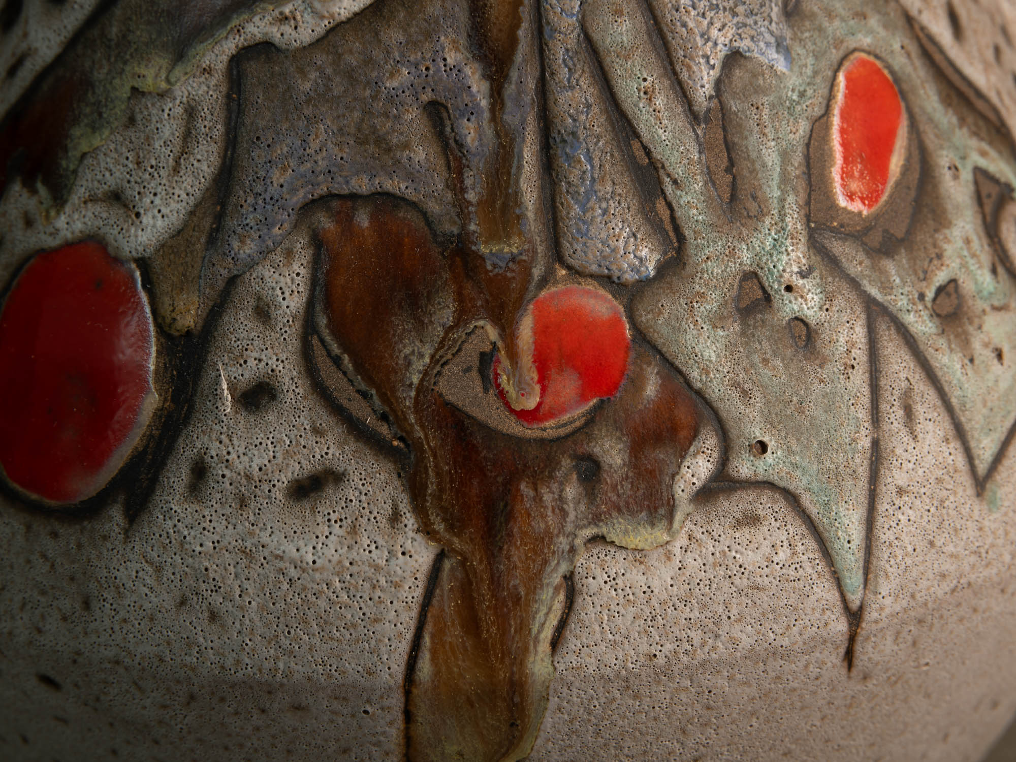 Lampe en faïence à décor biomorphique de Marius et Huguette Bessone à Vallauris, France (vers 1958)..Earthenware lamp with biomorphic decoration by Marius and Huguette Bessone in Vallauris, France (late 1950s)