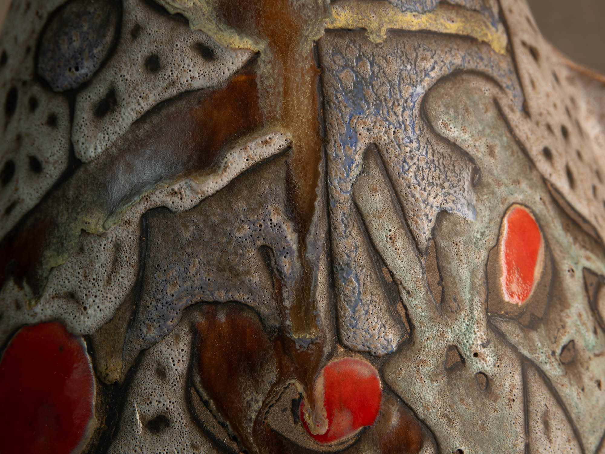 Lampe en faïence à décor biomorphique de Marius et Huguette Bessone à Vallauris, France (vers 1958)..Earthenware lamp with biomorphic decoration by Marius and Huguette Bessone in Vallauris, France (late 1950s)