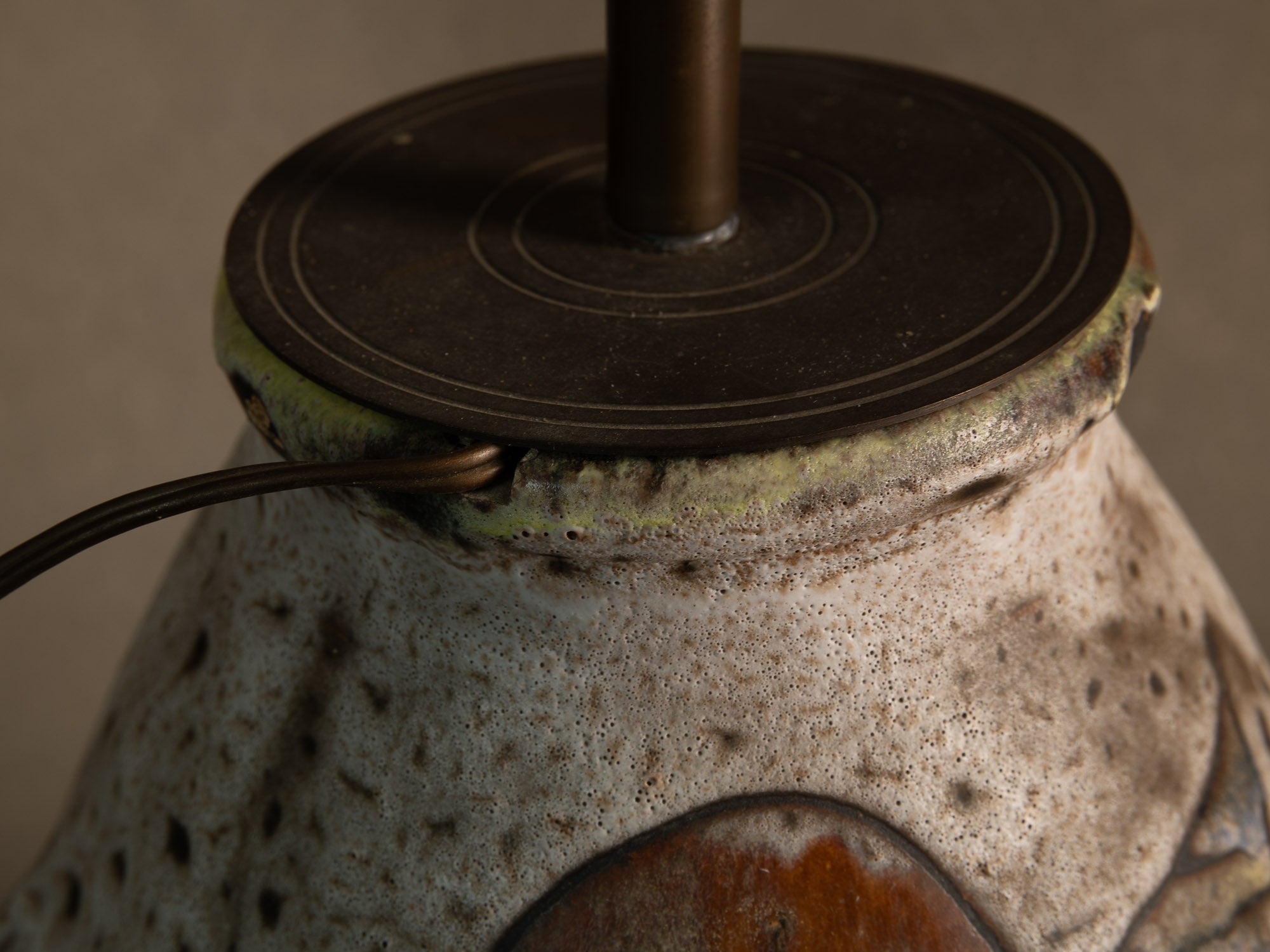 Lampe en faïence à décor biomorphique de Marius et Huguette Bessone à Vallauris, France (vers 1958)..Earthenware lamp with biomorphic decoration by Marius and Huguette Bessone in Vallauris, France (late 1950s)