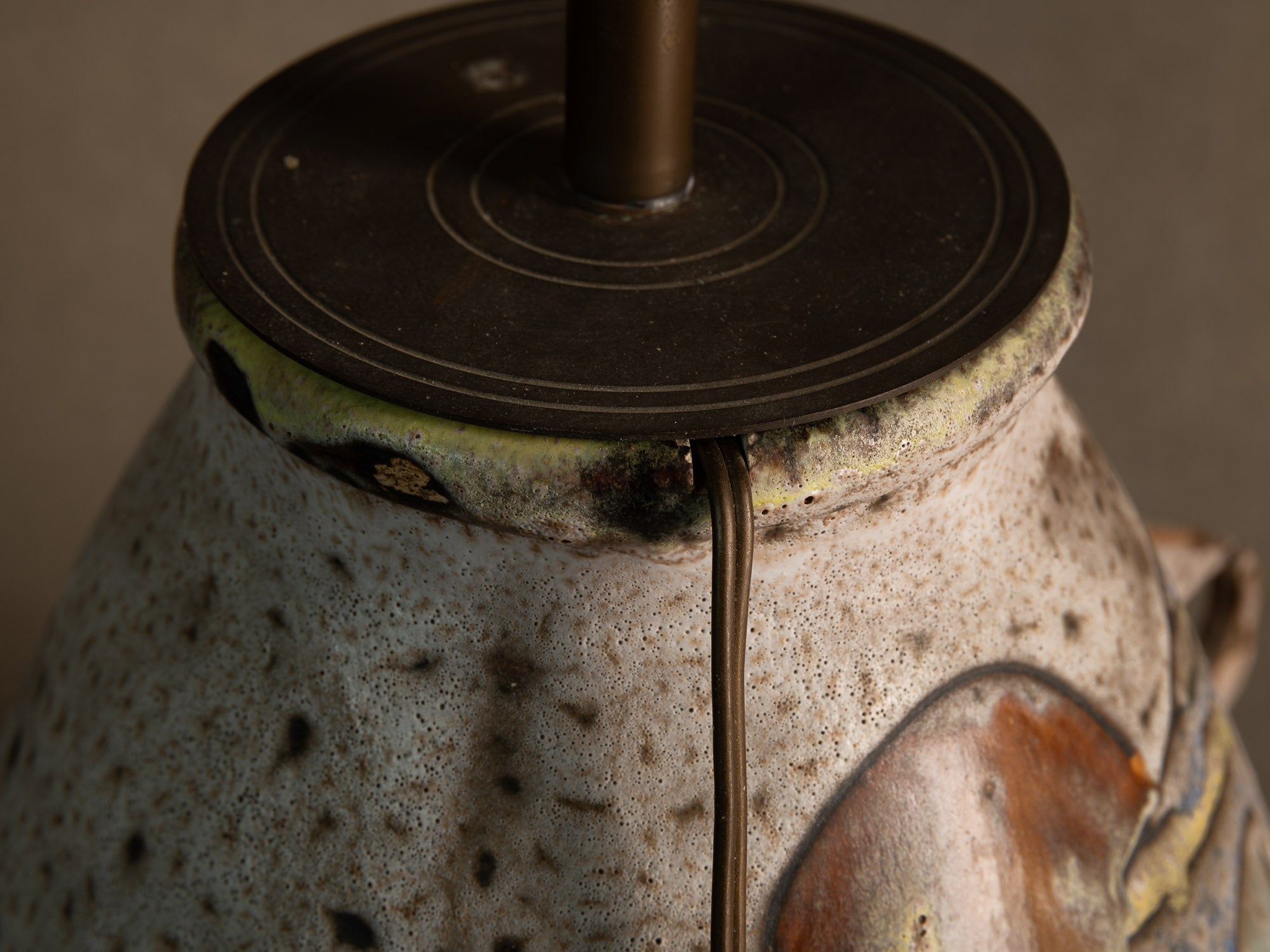 Lampe en faïence à décor biomorphique de Marius et Huguette Bessone à Vallauris, France (vers 1958)..Earthenware lamp with biomorphic decoration by Marius and Huguette Bessone in Vallauris, France (late 1950s)