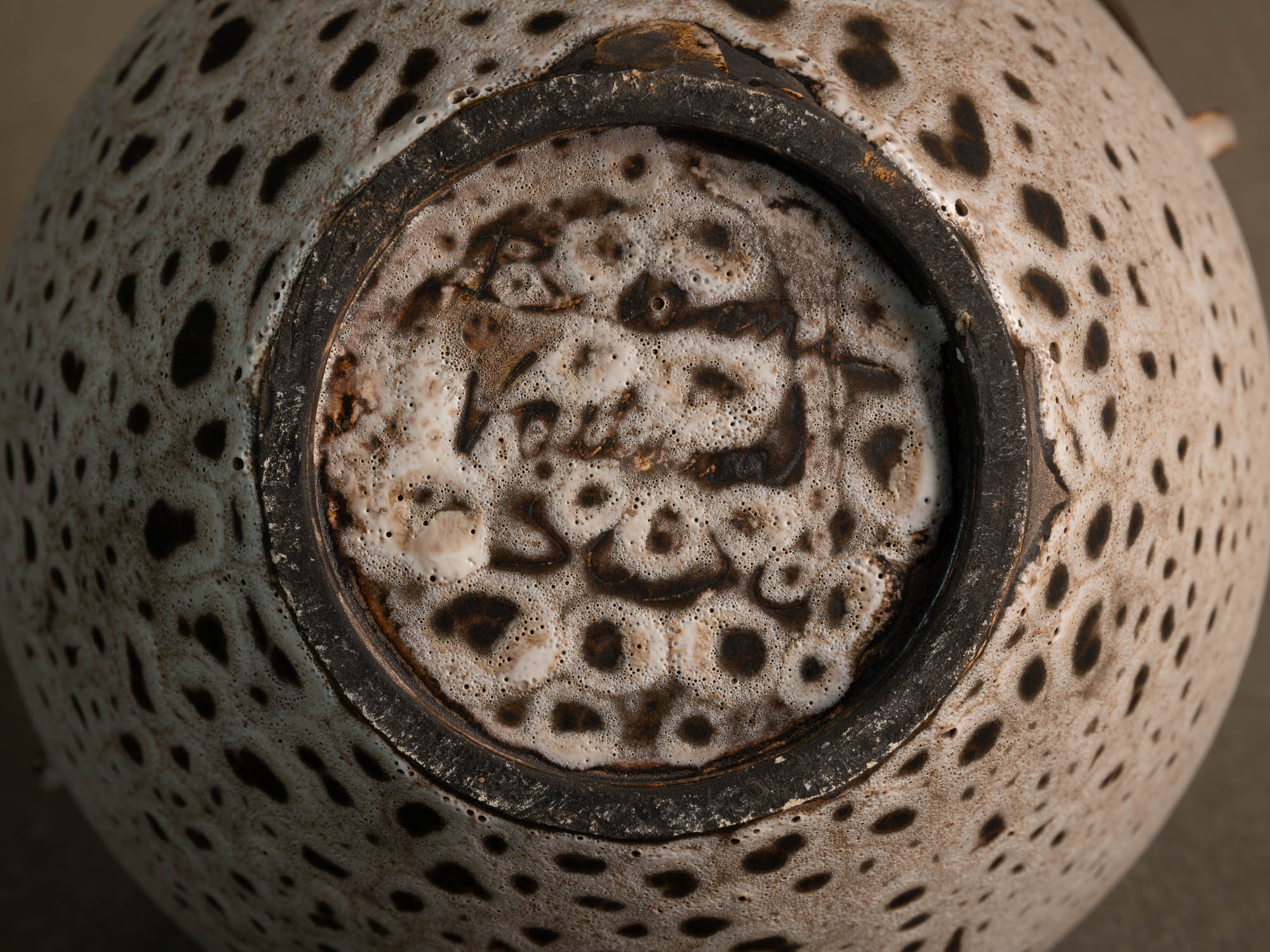 Lampe en faïence à décor biomorphique de Marius et Huguette Bessone à Vallauris, France (vers 1958)..Earthenware lamp with biomorphic decoration by Marius and Huguette Bessone in Vallauris, France (late 1950s)