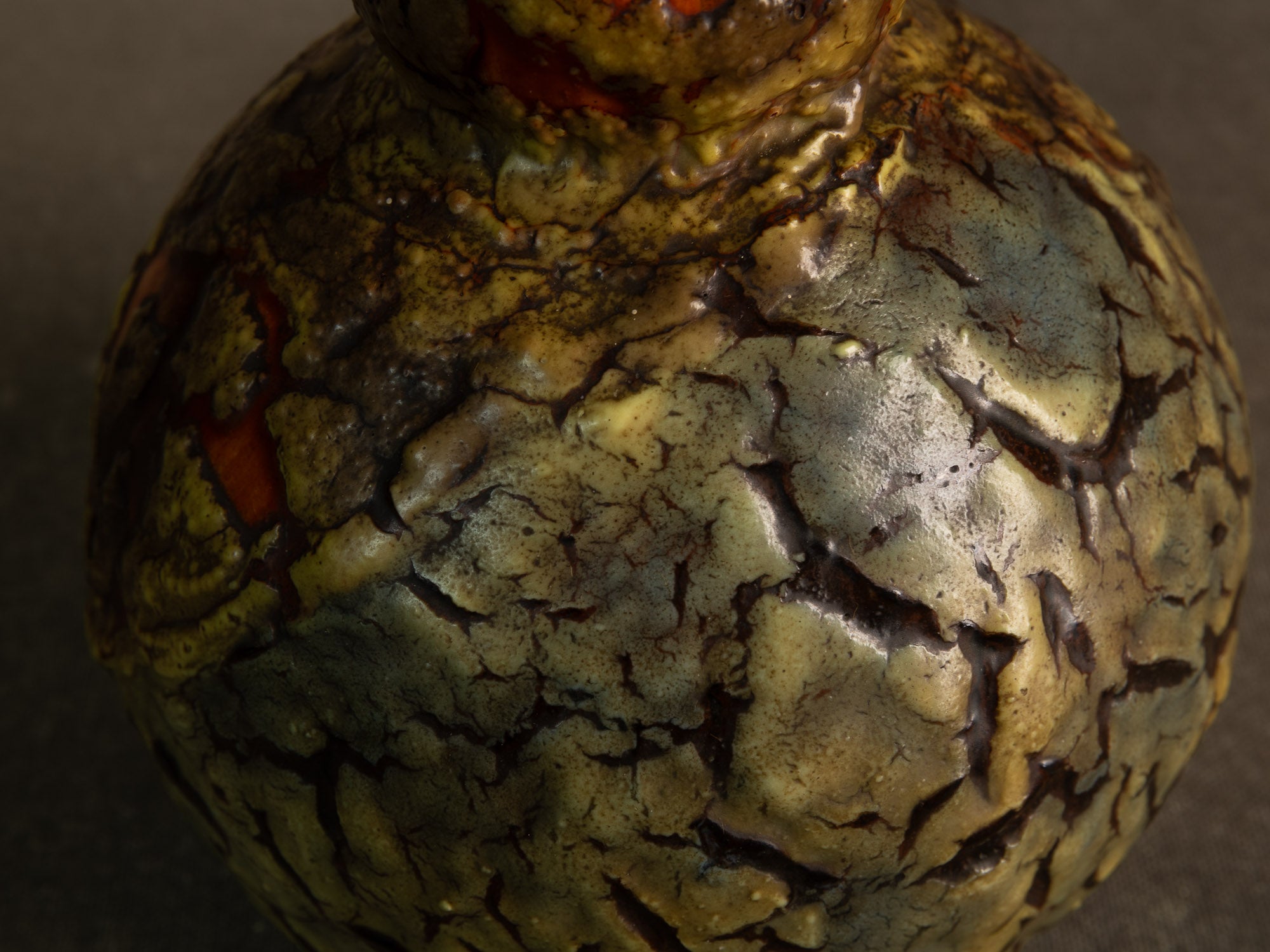 Rare vase en grès monté en lampe, Louis Dage à Antony, France (vers 1925-30)..Rare stoneware Louis Dage vase mounted in lamp, France (circa 1925-30)