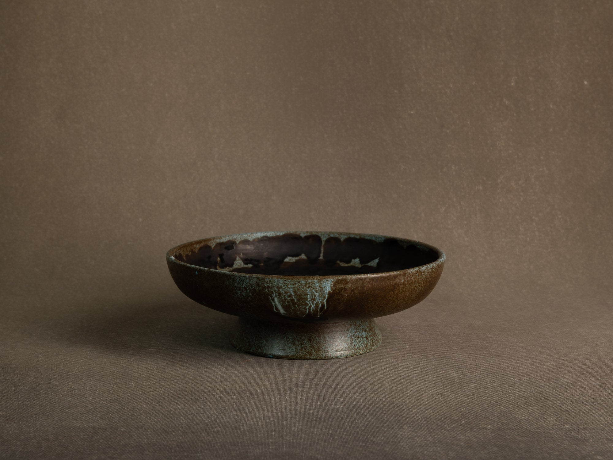 Coupe vide&#x2011;poche / centre de table moderniste en faïence, France (vers 1960-65)..Earthenware bowl / centerpiece, in the manner of Les 2 potiers, France (circa 1960-65)