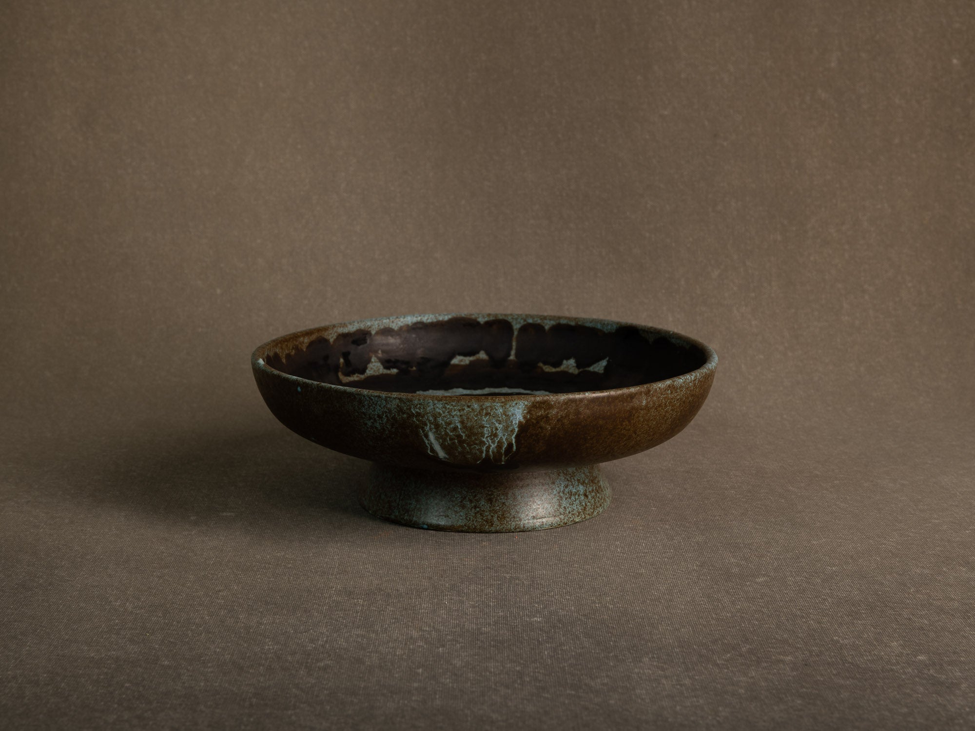 Coupe vide&#x2011;poche / centre de table moderniste en faïence, France (vers 1960-65)..Earthenware bowl / centerpiece, in the manner of Les 2 potiers, France (circa 1960-65)