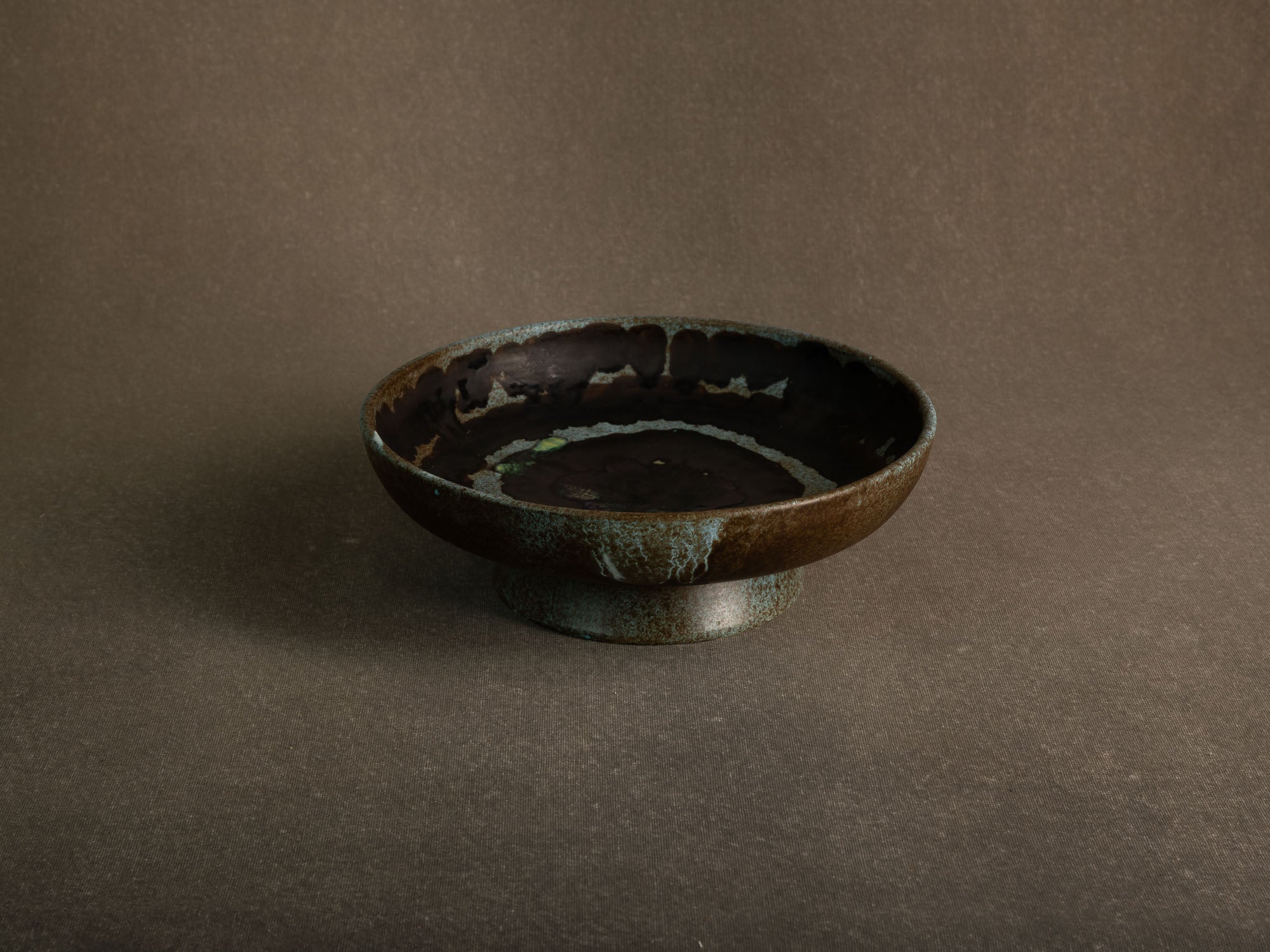 Coupe vide&#x2011;poche / centre de table moderniste en faïence, France (vers 1960-65)..Earthenware bowl / centerpiece, in the manner of Les 2 potiers, France (circa 1960-65)